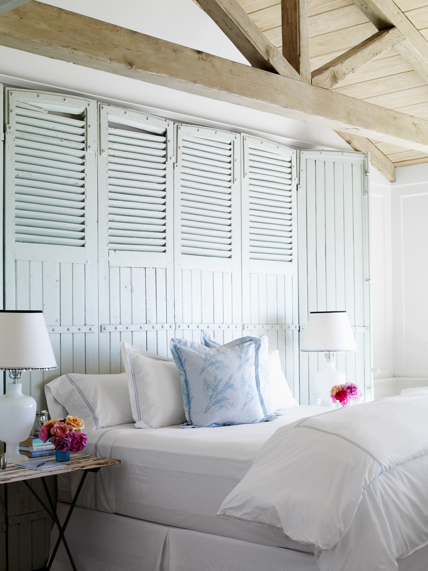 Phòng ngủ nằm trong ngôi nhà xinh đẹp tại vùng ven biển ở California (Mỹ). Nhà thiết kế nội thất Carolyn Aspley-Miller đã trang trí bức tường ở khu vực đầu giường bằng những cánh cửa chớp cũ kỹ, phủ lên một lớp sơn trắng cho mùa Hè dịu mát.