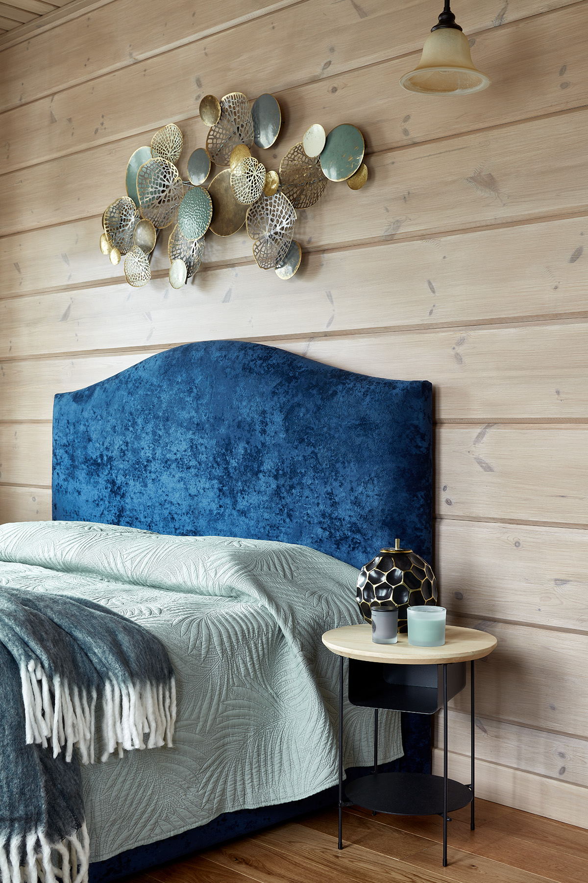 Phòng ngủ phụ cũng được trau chuốt với phụ kiện trang trí trên bức tường tinh tế. Đầu giường màu xanh lam đậm kết hợp với chăn ga gối màu xanh nhạt cho vẻ đẹp thư giãn dễ chịu.