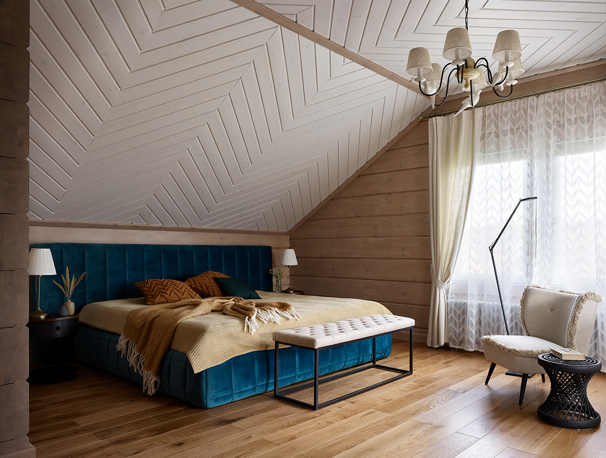 Các phòng ngủ và phòng tắm được bố trí trên tầng 2, cũng là tầng áp mái của ngôi nhà, nơi sở hữu những cửa sổ trần thoáng sáng. Trần ốp gỗ sơn trắng họa tiết xương cá cùng rèm che mỏng manh tạo vẻ đẹp tương phản nhẹ nhàng với sàn và tường gỗ.