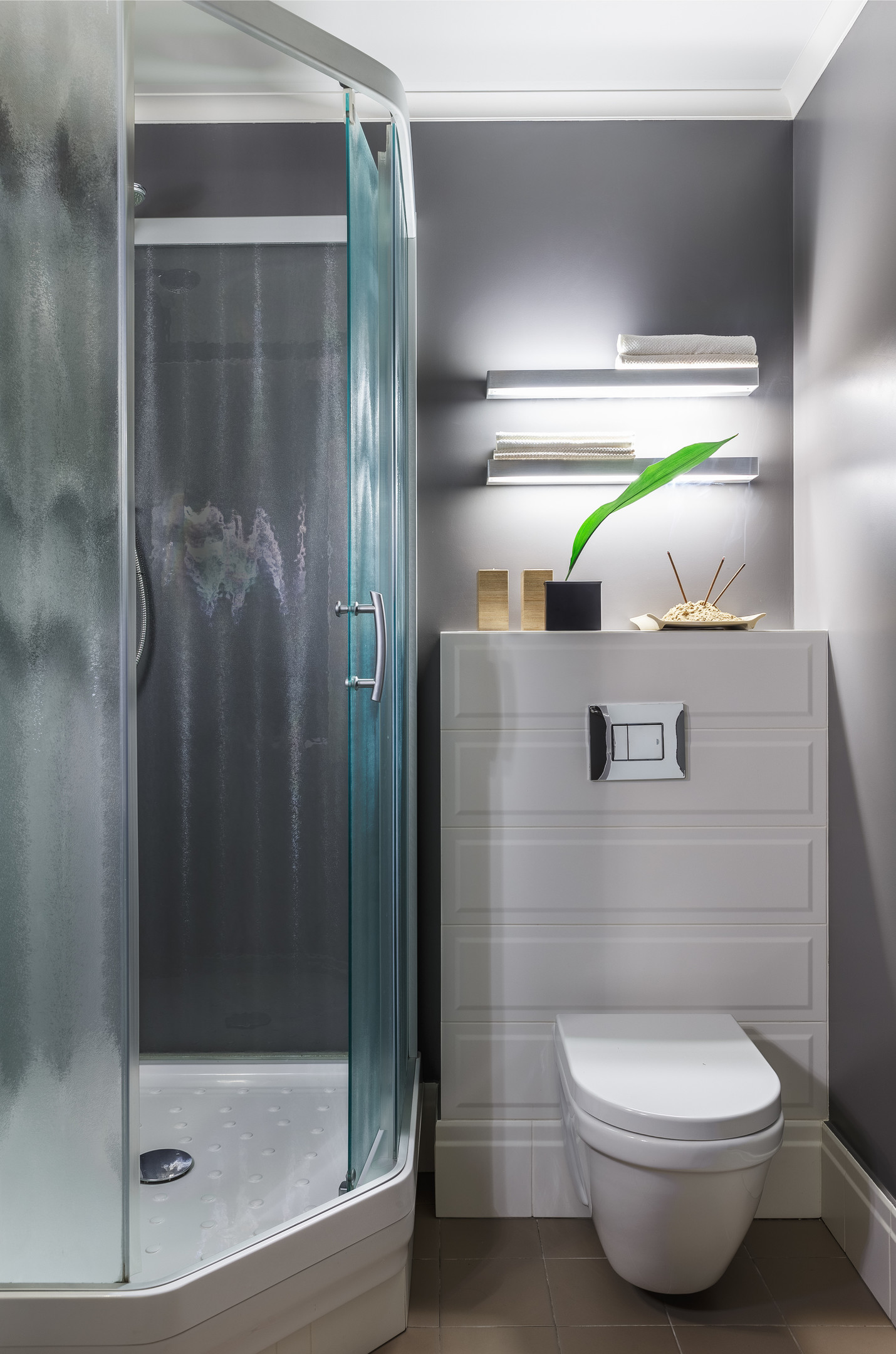 Phòng tắm và nhà vệ sinh thiết kế trong cùng một không gian, với gạch lát sàn tương đồng với khu vực logia. Buồng tắm nâng sàn với cửa kính trượt màu xanh ngọc lam tươi mát.