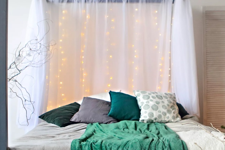 Phòng ngủ của Bạch Dương trông sẽ tuyệt vời hơn với những tấm rèm cửa trang trí bằng những dây đèn Led lấp lánh.