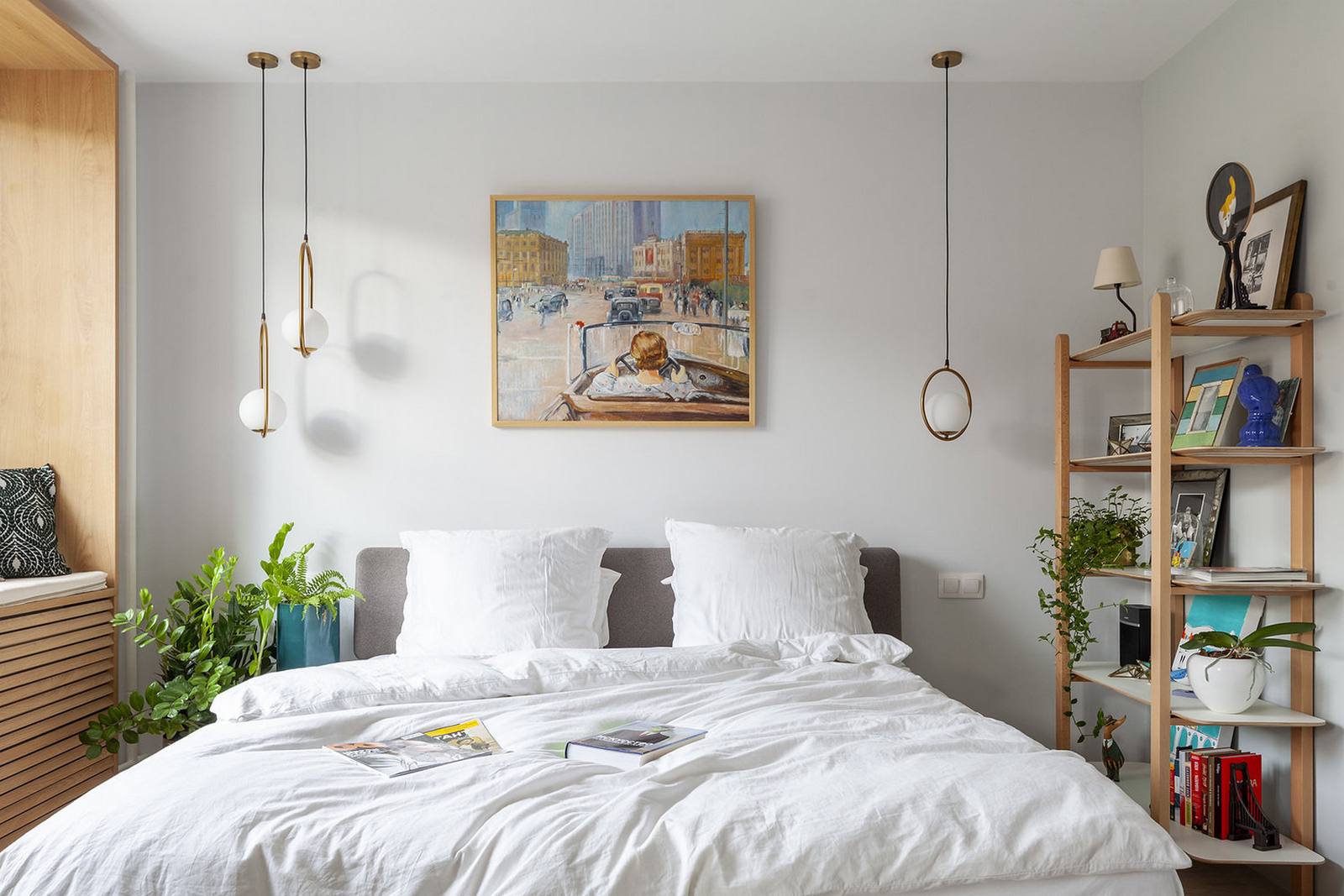 Phòng ngủ xinh đẹp của cặp vợ chồng đúng chất phong cách của xứ Bắc Âu với màu trắng thanh lịch, nội thất gỗ ấm áp và những chậu cây cảnh tươi xanh cho không gian thêm sinh động và đầy sức sống.