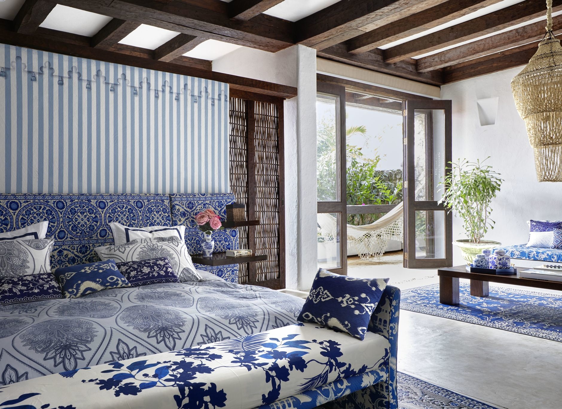 Xanh lam - trắng - nâu gỗ: Bộ ba này khi kết hợp cùng nhau tạo nên một phòng ngủ hoàn hảo theo phong cách Địa Trung Hải.