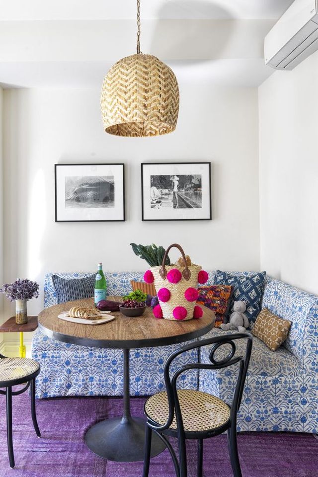 Sàn nhà trải thảm màu tím hoa cà kết hợp “ngon lành” với với sofa xanh lam nhạt và gối tựa màu lam đậm cho vẻ đẹp vui vẻ, năng động.