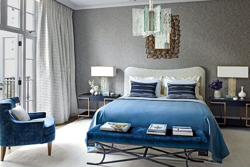Phòng ngủ ghi điểm nhờ nội thất đầu tư đắt giá, sang trọng, bên cạnh đó phải kể đến sự sánh đôi của gam màu xám - xanh lam. 