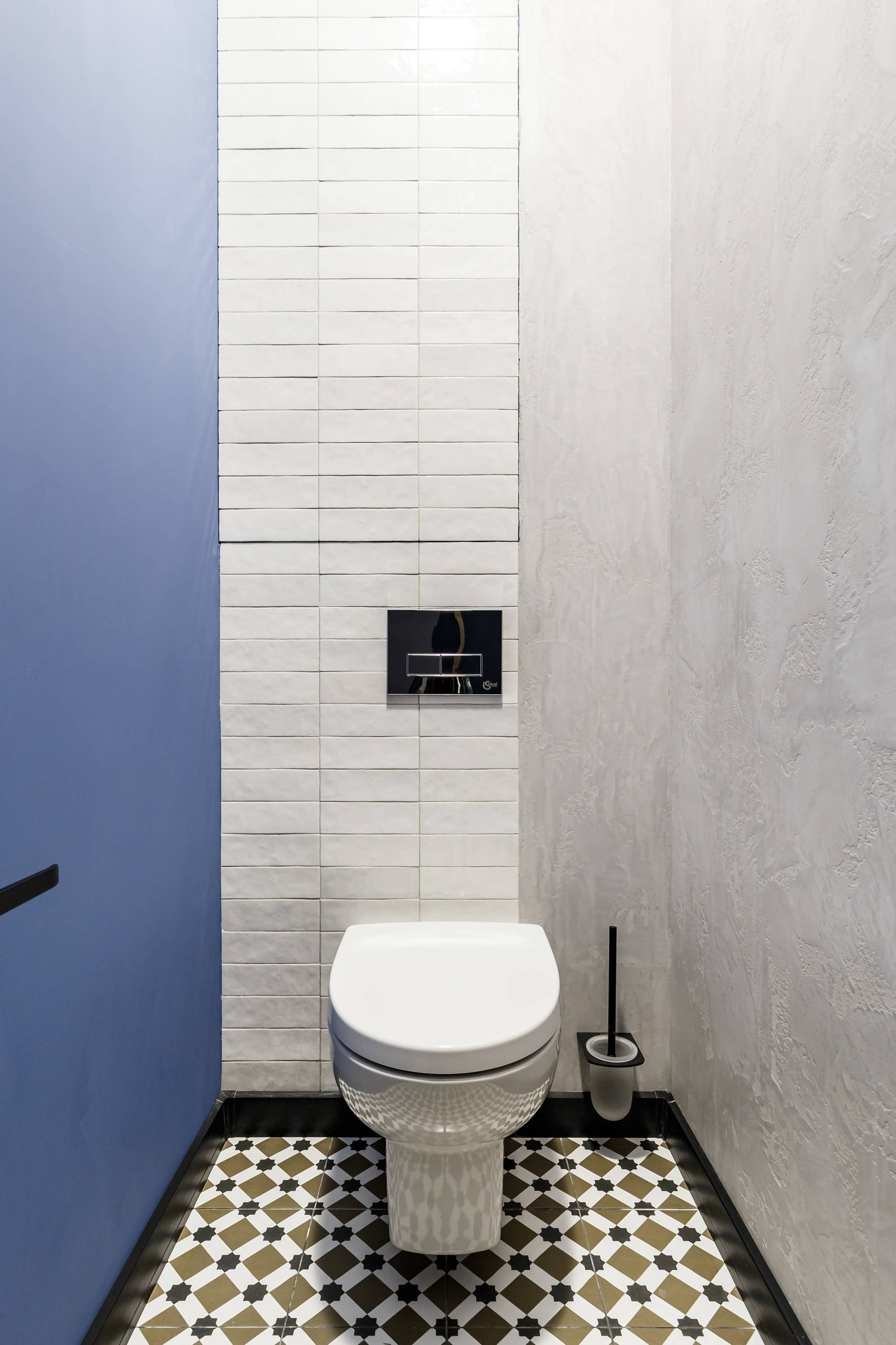 Khu vực phòng tắm và nhà vệ sinh được bố trí ngay bên hông phòng ngủ, thuận tiện cho nhu cầu sử dụng của gia chủ. Căn phòng sử dụng 2 gam màu trắng - xanh lam để tạo sự khác biệt với các khu vực còn lại trong nhà.