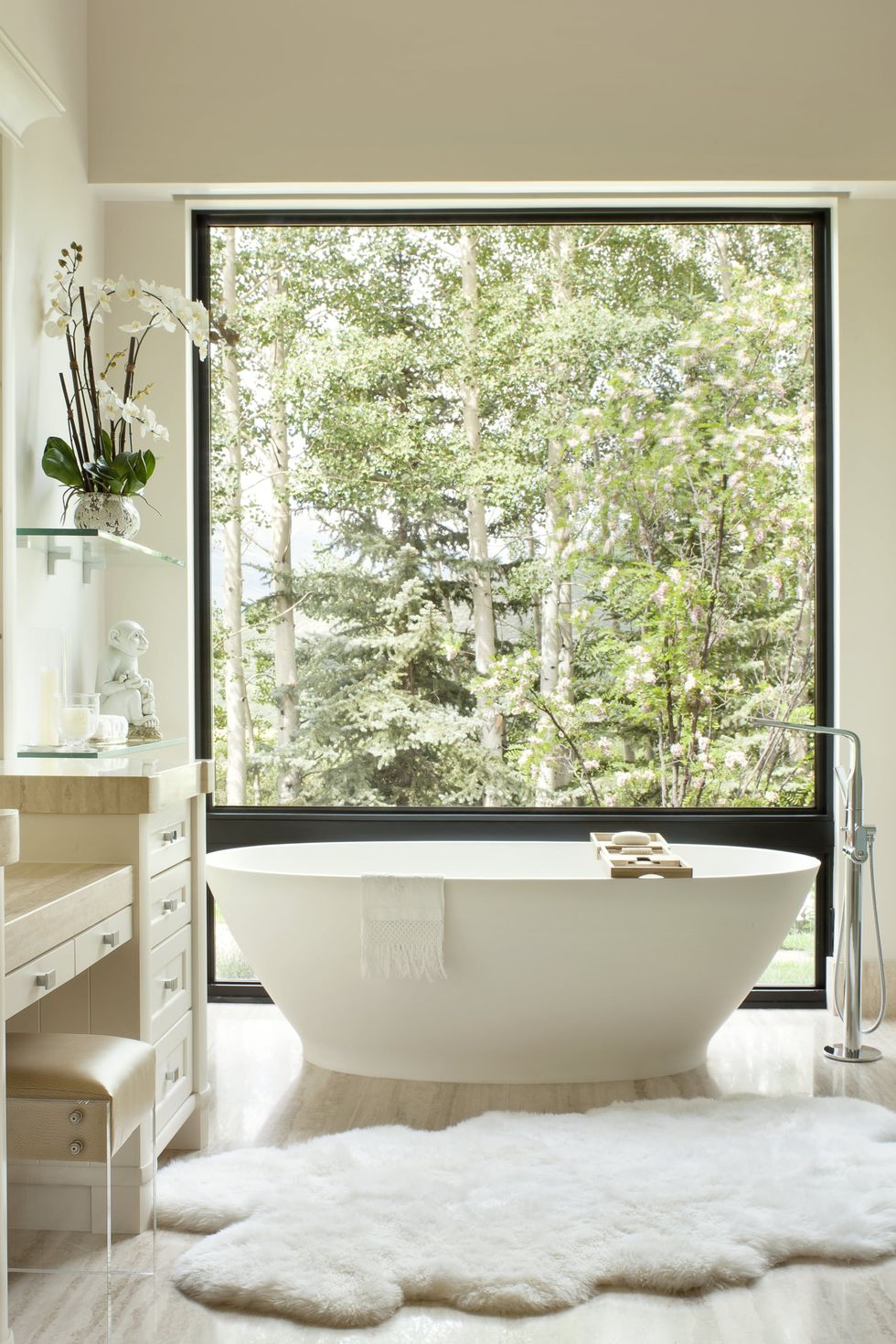 Dự án thiết kế của Brewster McLeod Architects mang đến cho chủ nhân một cảm giác thư giãn tuyệt đối. Từ trong phòng tắm, bạn có thể phóng tầm mắt ngắm nhìn cảnh khu rừng sinh động, thay đổi mỗi mùa trong năm vô cùng thi vị.