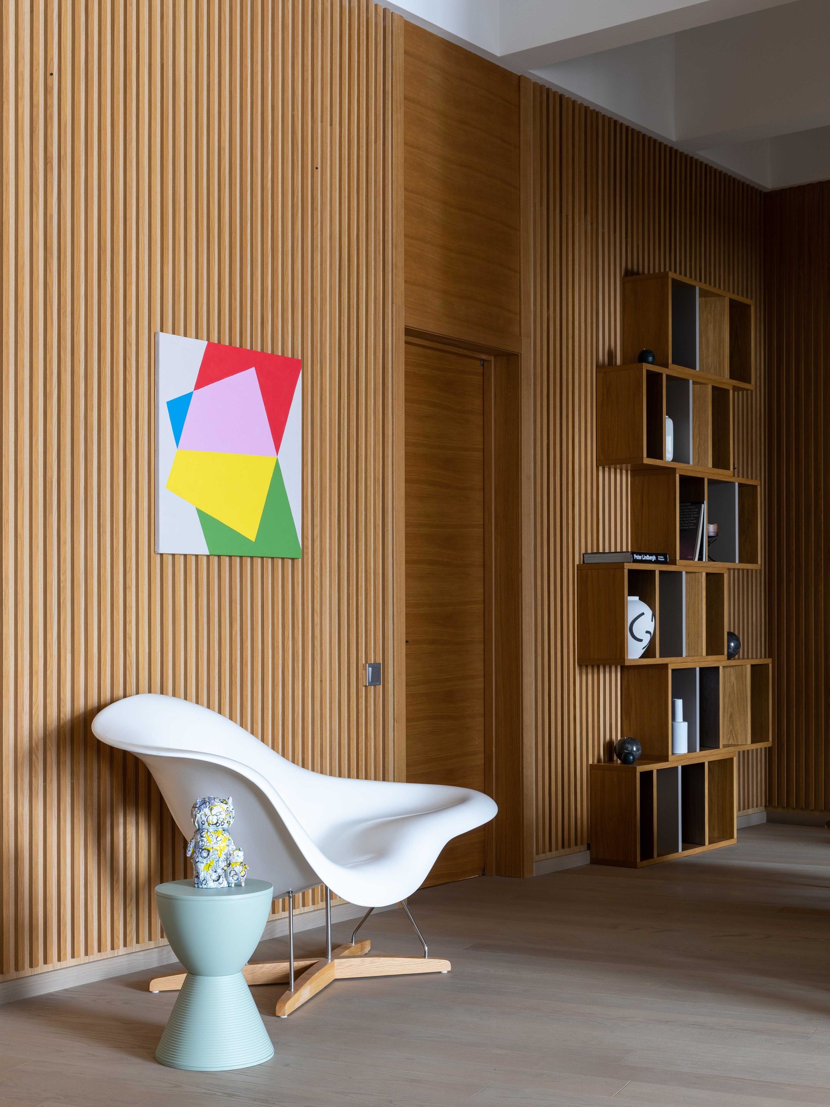 Vì không thay đổi cấu trúc ban đầu nên nội thất được đầu tư rất kỹ lưỡng. Chiếc ghế bành La Chaise màu trắng ở lối vào căn hộ, chiếc giá đỡ theo đơn đặt hàng, Tranh treo tường của Yana Mikheeva và tác phẩm điêu khắc của nghệ sĩ Vaya Zvereva.