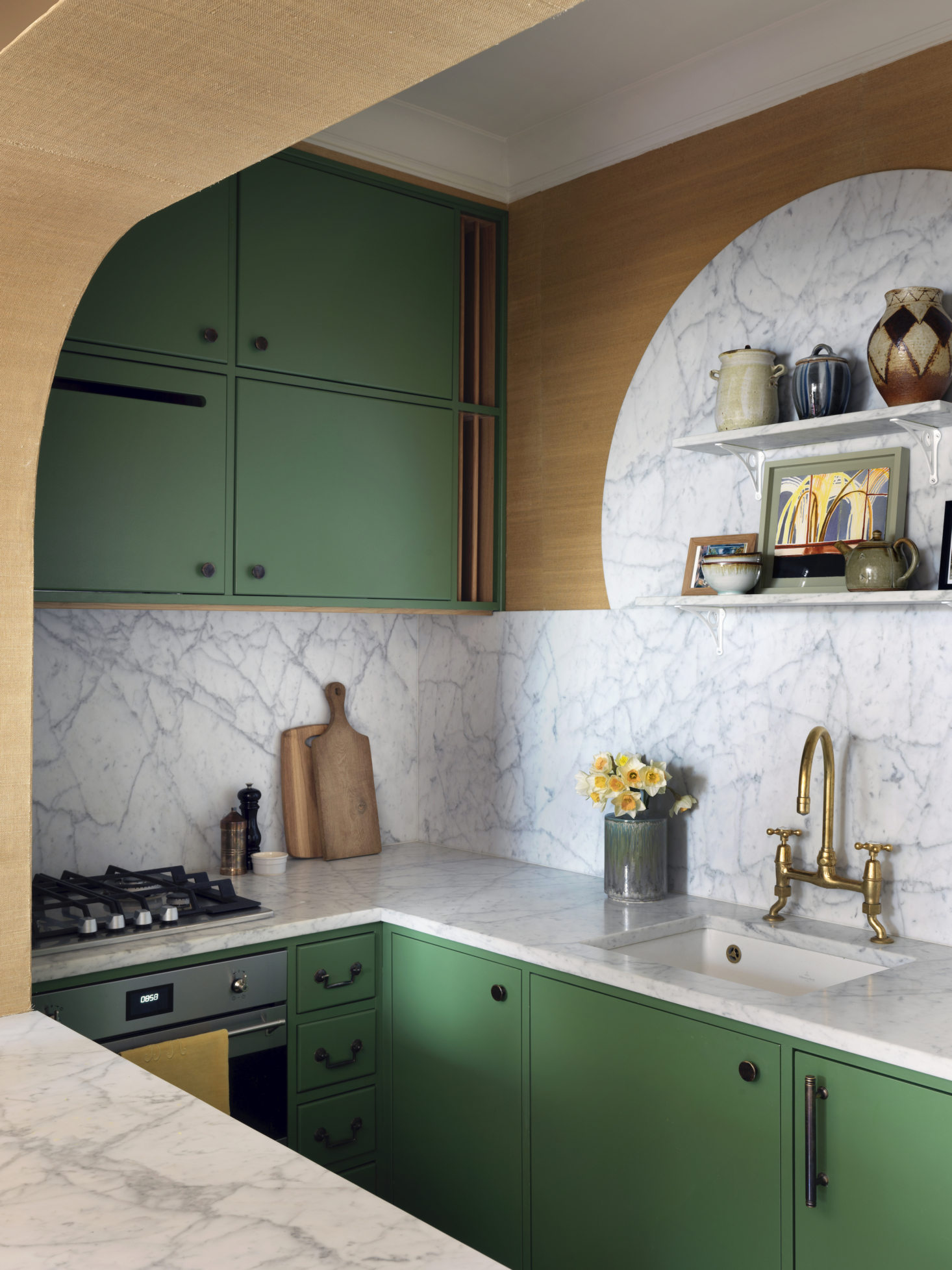 Để tối ưu hóa không gian lưu trữ trong bếp nhỏ, bạn hãy tận dụng chiều cao tường để lắp đặt tủ bếp kịch trần. 