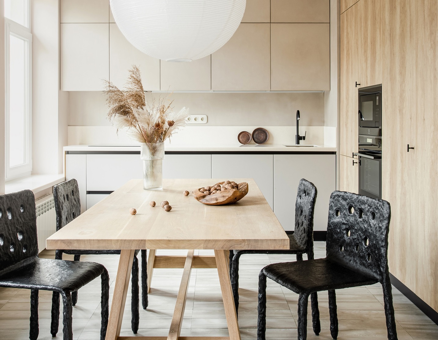 Màu be phối hợp với sắc đen: Ý tưởng trang trí nội thất cho người yêu vẻ đẹp "dịu dàng mà không chói lóa"