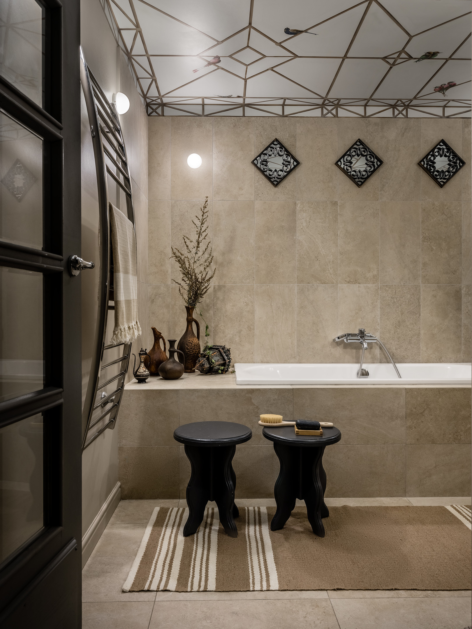 Và cuối cùng là phòng tắm thiết kế theo phong cách cổ điển, sử dụng màu be đậm cho tường, sàn nhà, bồn tắm nằm và thảm trải sàn. Những chi tiết như cửa ra vào, 2 chiếc ghế và 3 tấm gương xếp hình thoi kiểu dáng cổ điển đều có màu đen sang trọng.