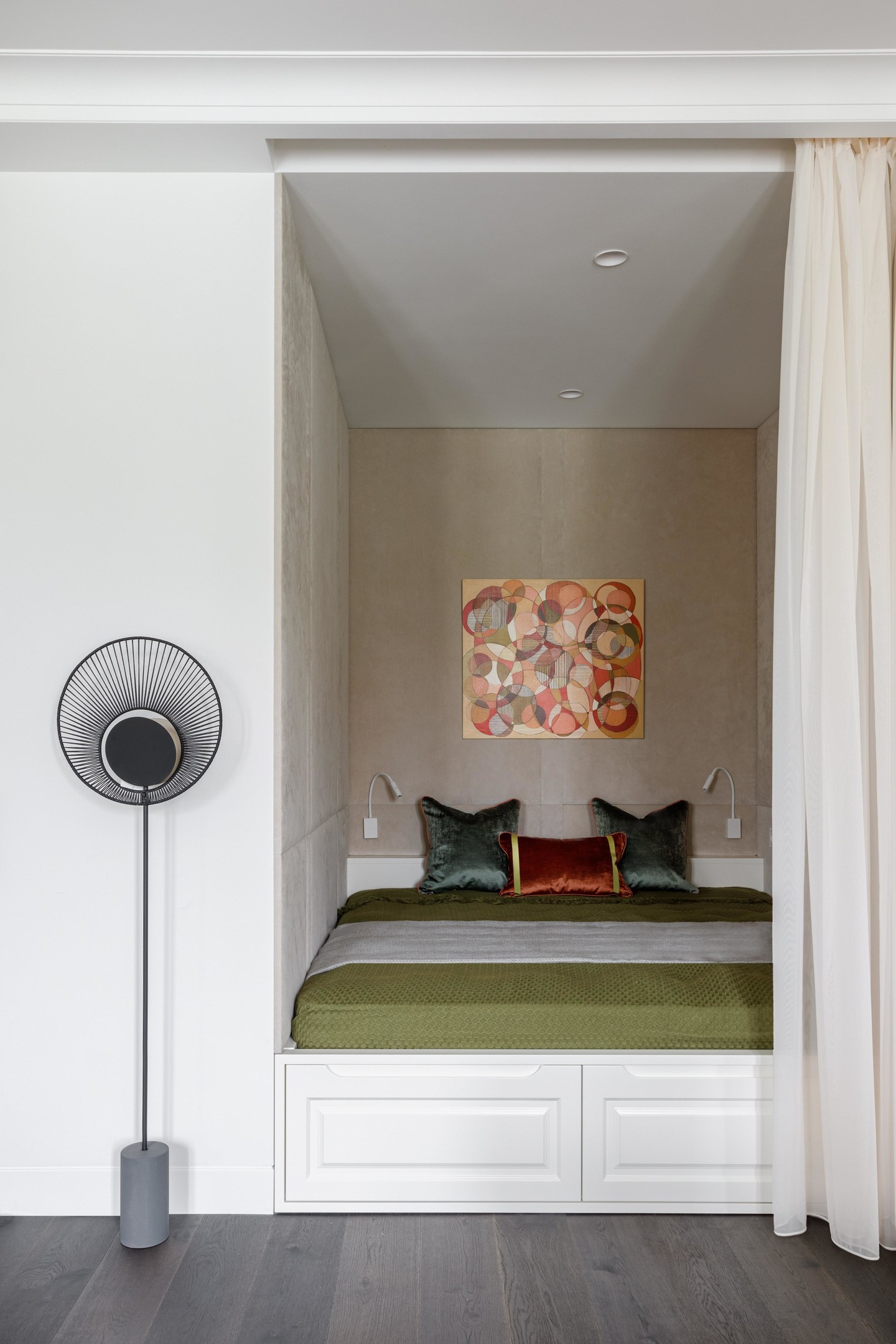 Một phòng ngủ bí ẩn bố trí trong hốc tường là giải pháp hoàn hảo cho những không gian nhỏ, đặc biệt là những căn hộ thiết kế kiểu studio. 