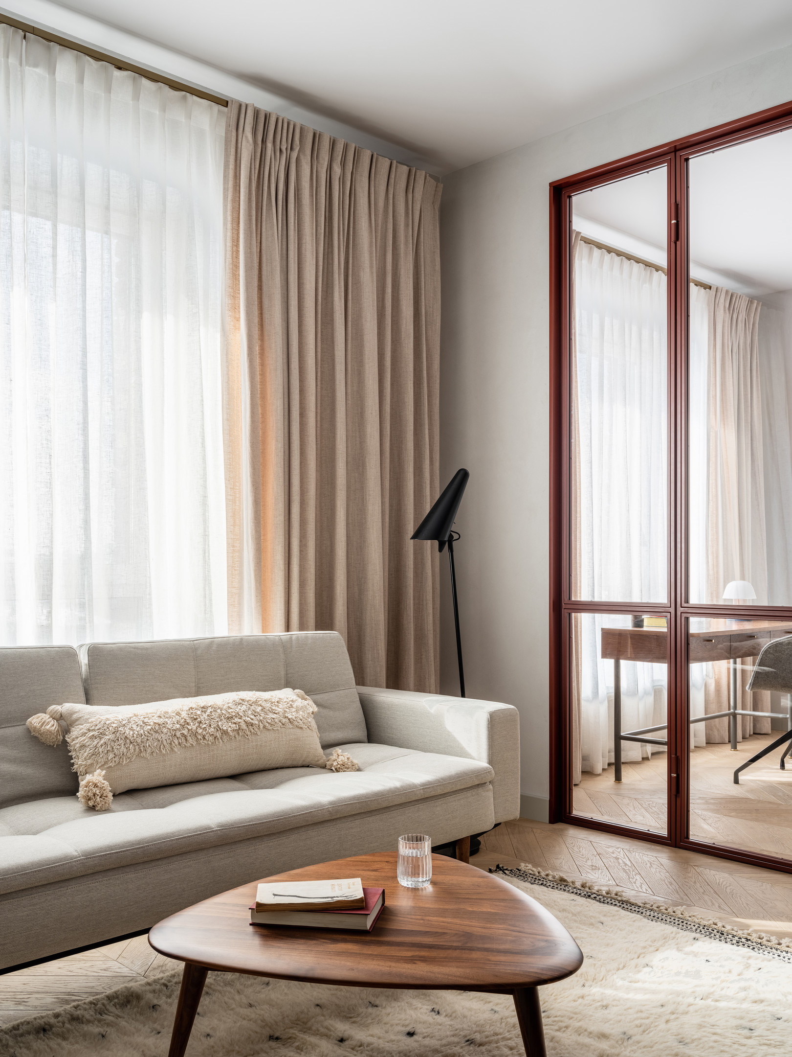 Khi ngắm nhìn cận cảnh nội thất phòng khách, chúng ta sẽ thấy các chất liệu may rèm cửa, vải bọc sofa, gối tựa hay kể cả thảm trải sàn đều được chọn lựa chất lượng nguồn gốc tự nhiên cao cấp, thân thiện với môi trường như lời NTK chia sẻ.
