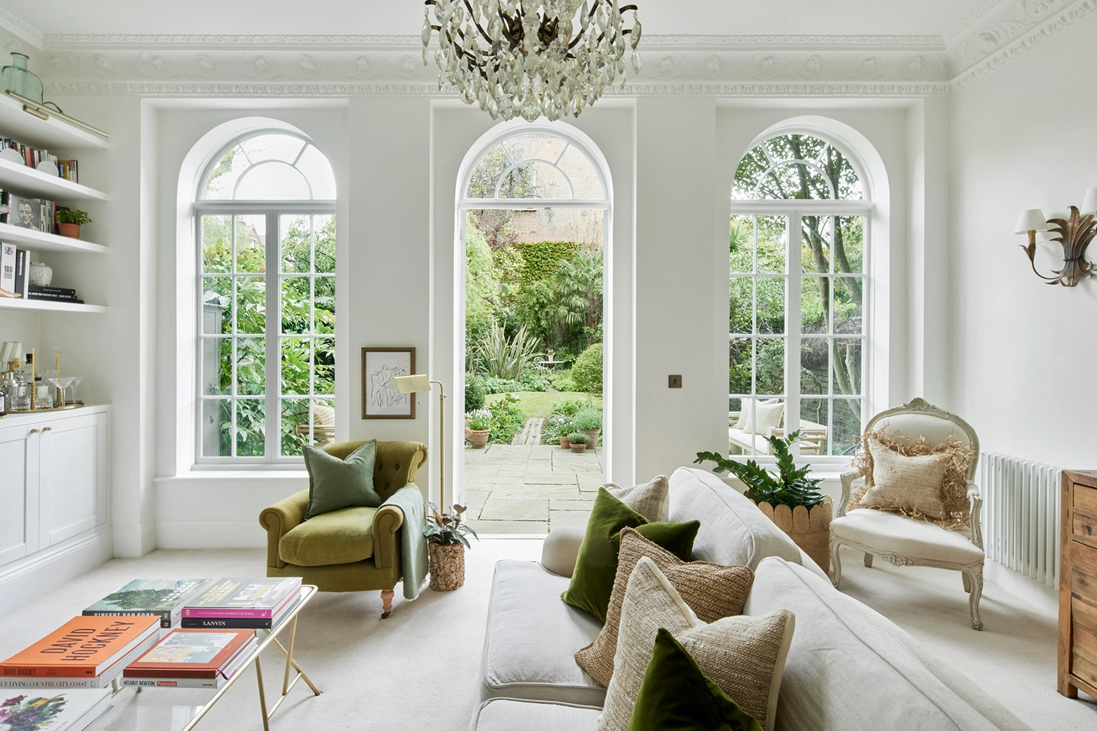 Ngôi nhà xinh đẹp tại London với những khung cửa sổ mái vòm nhìn ra khu vườn mướt xanh như ngọc