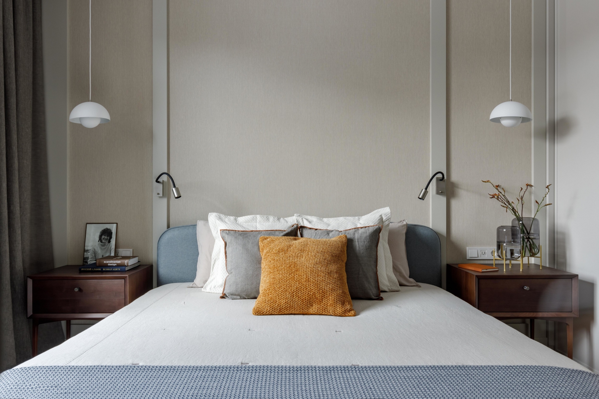 Phòng ngủ chính có thiết kế đơn giản với gam màu be nhạt cùng gờ tường nổi bật. Nội thất bố trí cân xứng nhau, bao gồm cả táp đầu giường và đèn thả trần cho cái nhìn hài hòa, cân đối.