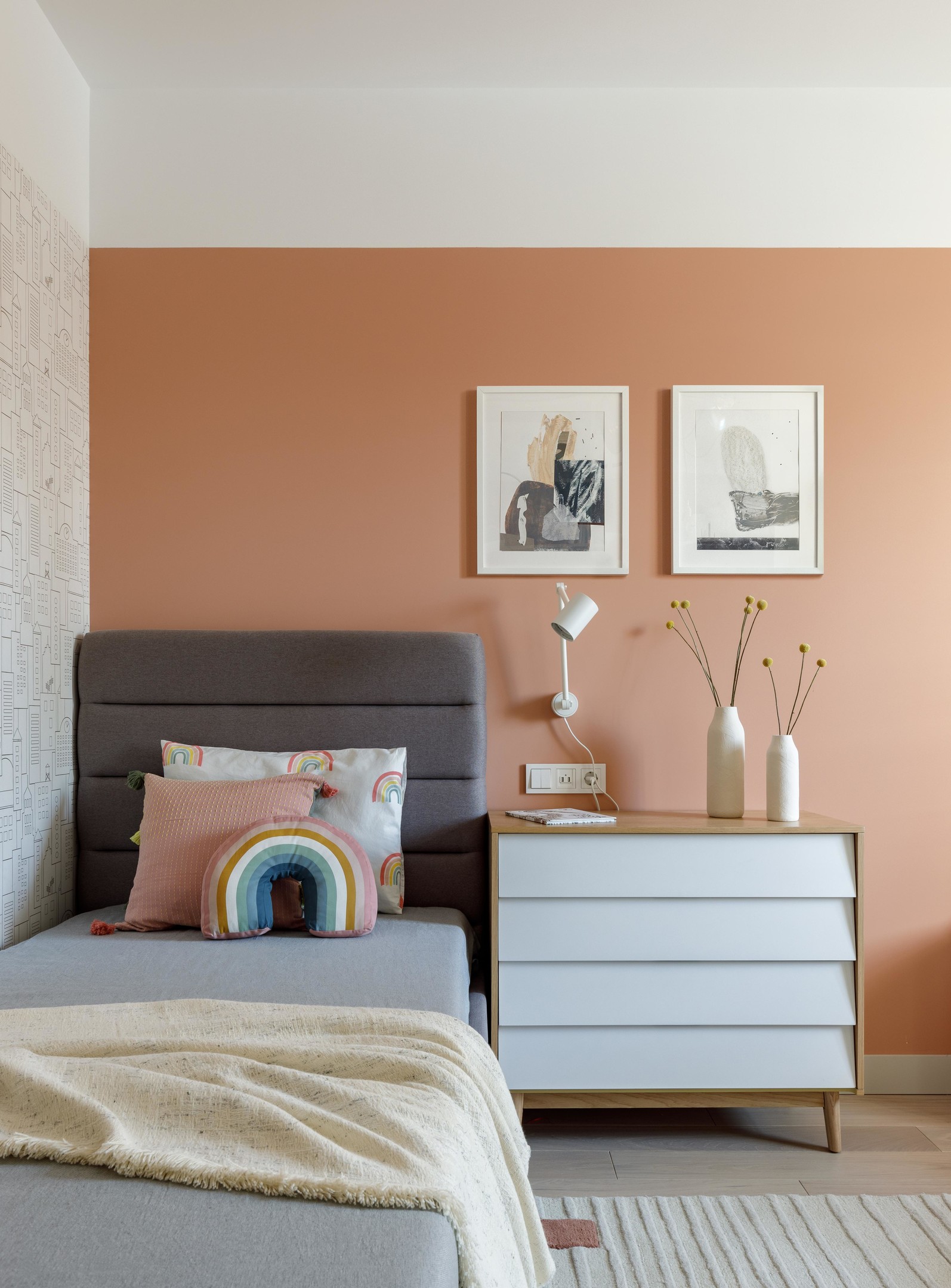 Phòng của trẻ em cũng được đầu tư thiết kế không thua kém phòng người lớn, từ nội thất cho đến phụ kiện trang trí xinh xắn. Cả màu sơn tường sắc hồng cam cũng vô cùng trẻ trung và nổi bật.