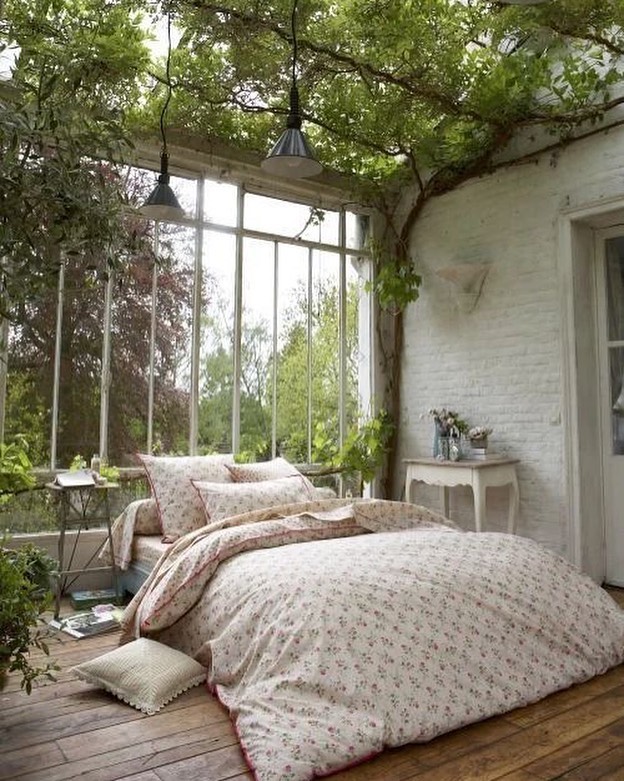 Phòng ngủ phong cách vintage như lạc giữa một khu rừng lãng mạn, bên trên là cây xanh bao phủ, tường gạch sơn trắng, chăn ga gối hoa văn trang nhã cùng đèn thả cho vẻ đẹp nên thơ.