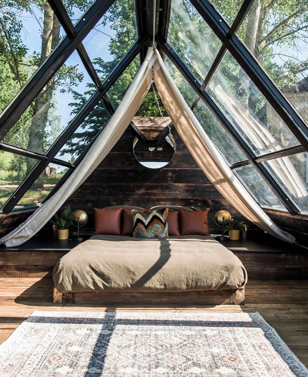 Và cuối cùng là phòng ngủ thiết kế giống như một túp lều bằng gỗ mộc mạc,cửa kính trong suốt kết hợp vải lanh mềm mại giữa cánh rừng lãng mạn. Thiết kế này vừa giúp con người giao hòa với thiên nhiên vừa tạo được sự riêng tư, kín đáo khi cần thiết.