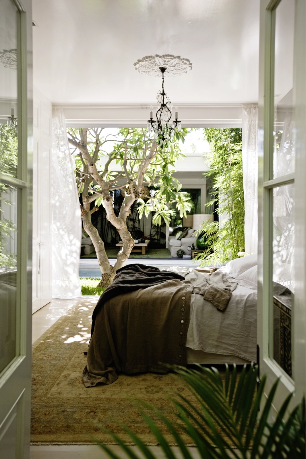 Ngôi nhà rộng lớn với phòng ngủ riêng biệt sử dụng gam màu trắng - xanh lá cây làm chủ đạo. Từ cánh cửa sơn màu xanh bạc hà, thảm trải sàn cho đến chậu cây cảnh, đặc biệt là view “cây nhà lá vườn”,, nhìn thẳng sang khu vực phòng khách bên kia.