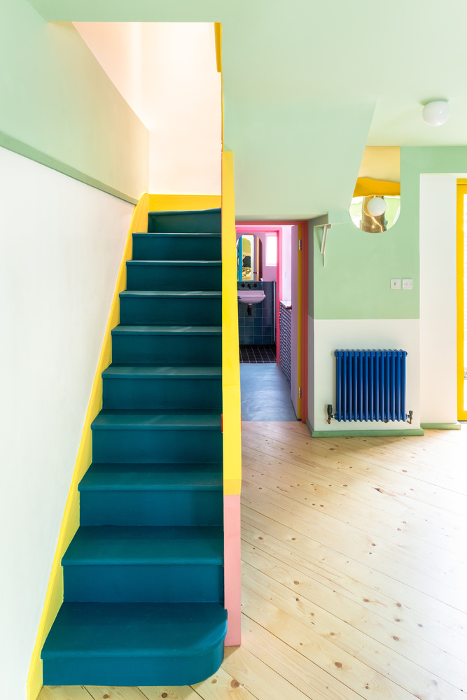 Ngôi nhà cũ được cải tạo theo phong cách Color block rực rỡ, ấn tượng - Ảnh 11