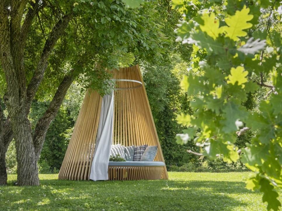 Cuối cùng là 'Túp lều trong vườn' do NTK Marco Lavita thiết kế cho thương hiệu Ethimo. Chúng được làm bằng gỗ tre đã qua xử lý chống thấm, chống mối mọt, sắc màu tươi sáng cùng rèm vải màu trắng nhẹ nhàng tạo nên một 'ốc đảo' riêng tư giữa vườn nhà xanh mướt.