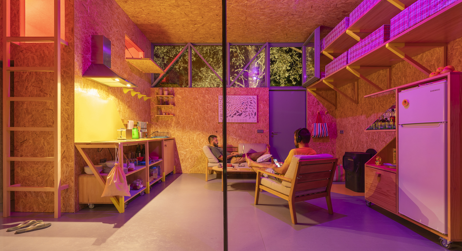 Ngôi nhà nhỏ được thiết kế cho 2 khách hàng là Diego Barajas - người đồng sáng lập studio Diego Barajas - và đối tác của anh ấy để làm nơi sinh sống và làm việc.