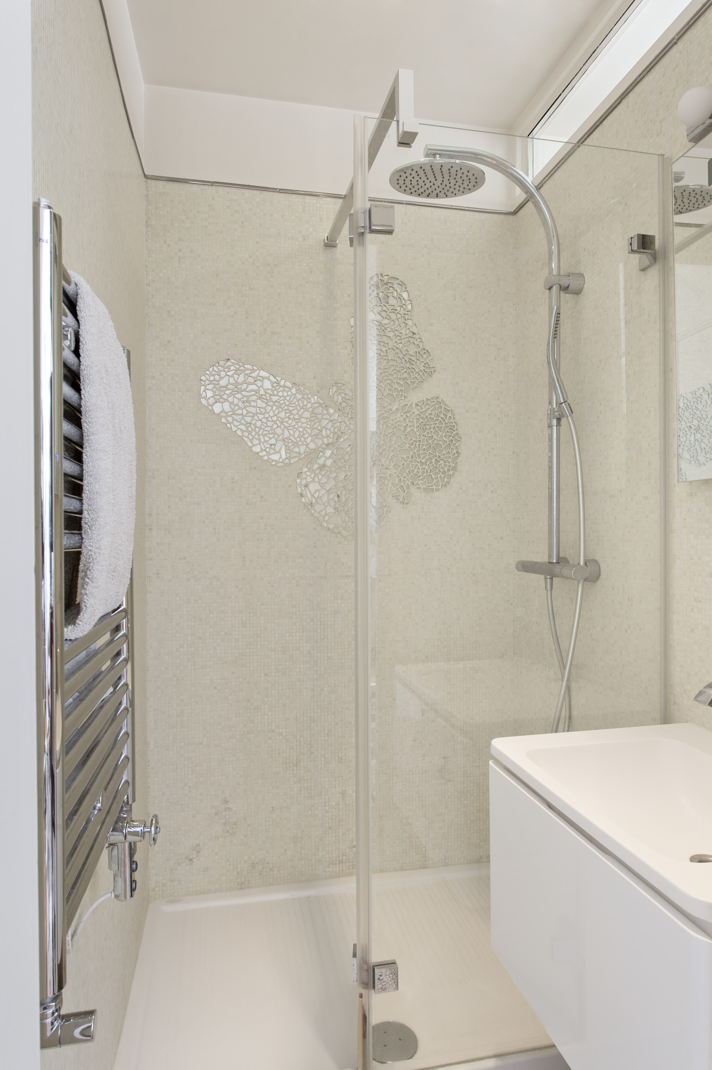 Phòng tắm với buồng tắm đứng vòi hoa sen được phân vùng với nhà vệ sinh bằng cửa kính trong suốt. Trên bức tường phòng tắm có một chú bướm làm bằng gốm tráng gương, đây cũng là tác phẩm của “chính chủ” Ilya Sologubovsky.