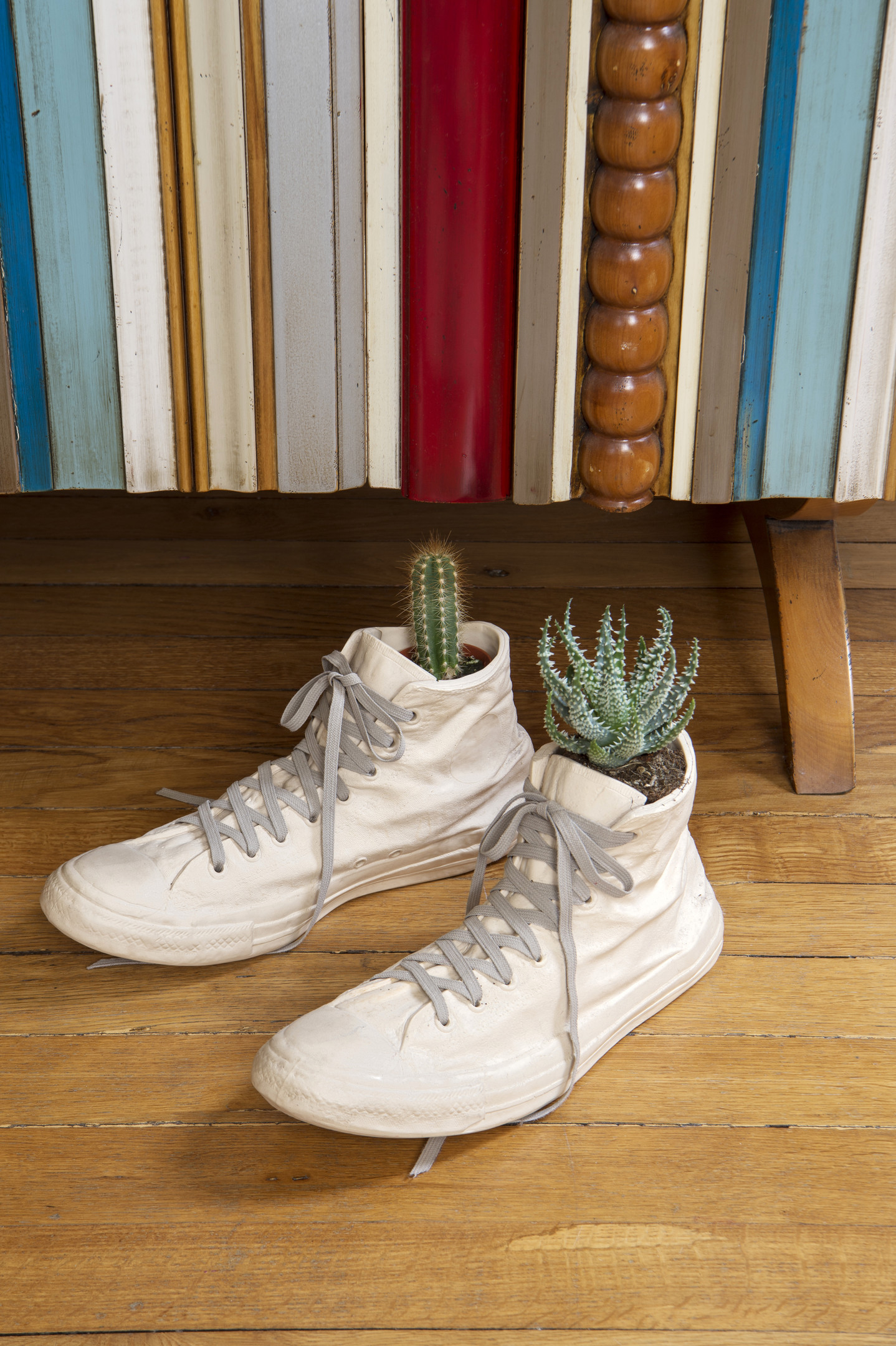 KTS Ilya Sologubovsky là người thích sưu tầm những món đồ độc lạ, từ phong cách cổ điển cho đến hiện đại. Thoạt nhìn, bạn sẽ nghĩ đây là đôi giày thể thao được tái sử dụng thành chậu cây? Thật ra, nó chính là một tác phẩm bằng gốm do chủ nhân tìm thấy tại triển lãm Maison & Objet.