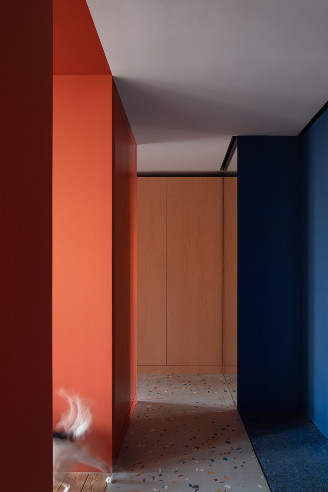 Trong thiết kế của căn hộ, đội ngũ của SCHEMA Studio đã sử dụng các vật liệu đơn giản với kết cấu mềm mại, mang tính biểu cảm, chẳng hạn như bề mặt tủ gỗ hay sàn lát gạch họa tiết terrazzo.