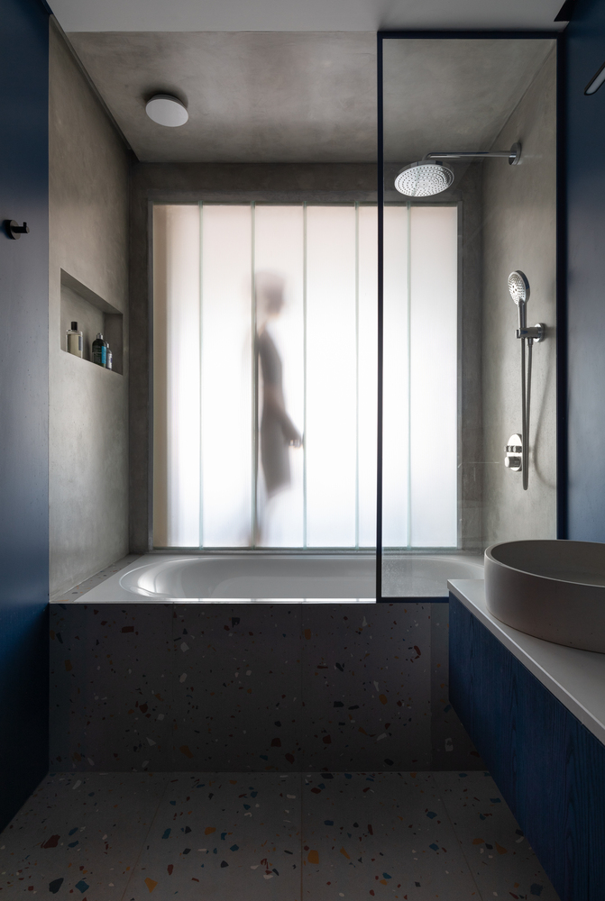 Phòng ngủ được ngăn cách với phòng tắm bằng vách ngăn kính mờ giúp ánh sáng tự nhiên ngập tràn vào không gian thư giãn. 