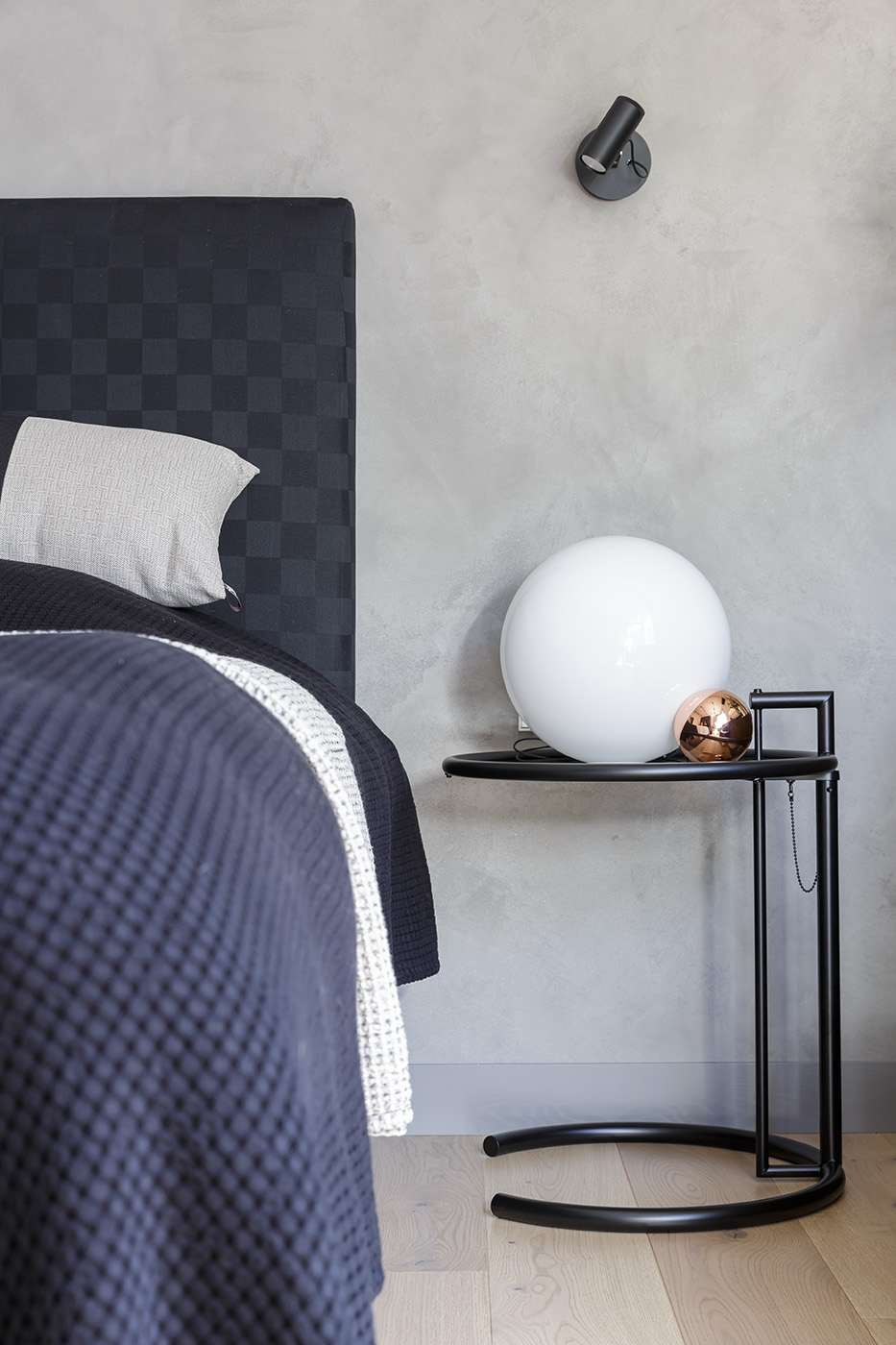 Một thiết kế bằng chất liệu kim loại sơn tĩnh điện màu đen, dáng mảnh mai và nhẹ nhàng, khác hẳn với kiểu táp đầu giường truyền thống có phần thô cứng. Thiết kế này vừa thẩm mỹ vừa dễ dàng linh hoạt đến nhiều vị trí trong phòng.