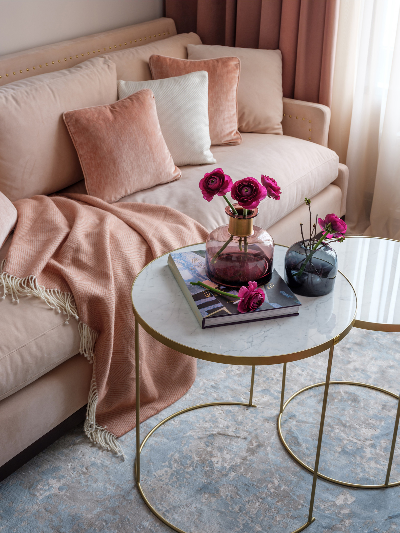 Những bông hoa màu hồng tím giúp bàn nước trở nên nổi bật nhưng không hề lạc điệu giữa những gam màu hồng phấn chủ đạo trong phòng khách.