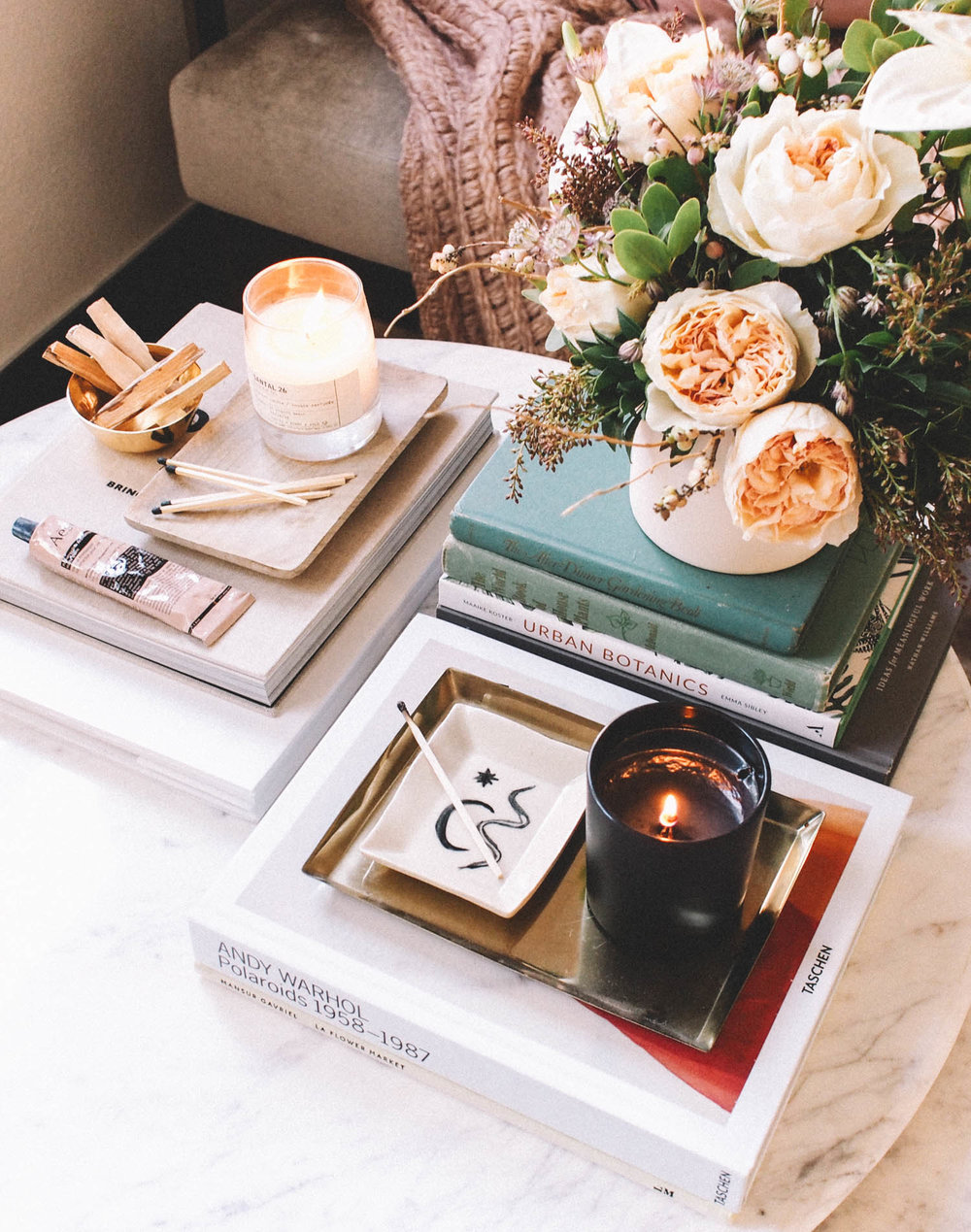 Còn gì lãng mạn hơn khi trên chiếc bàn nước của bạn, ngoài lọ hoa tươi xinh đẹp còn được trang trí thêm những lọ nến thơm và vài cuốn sách thú vị?
