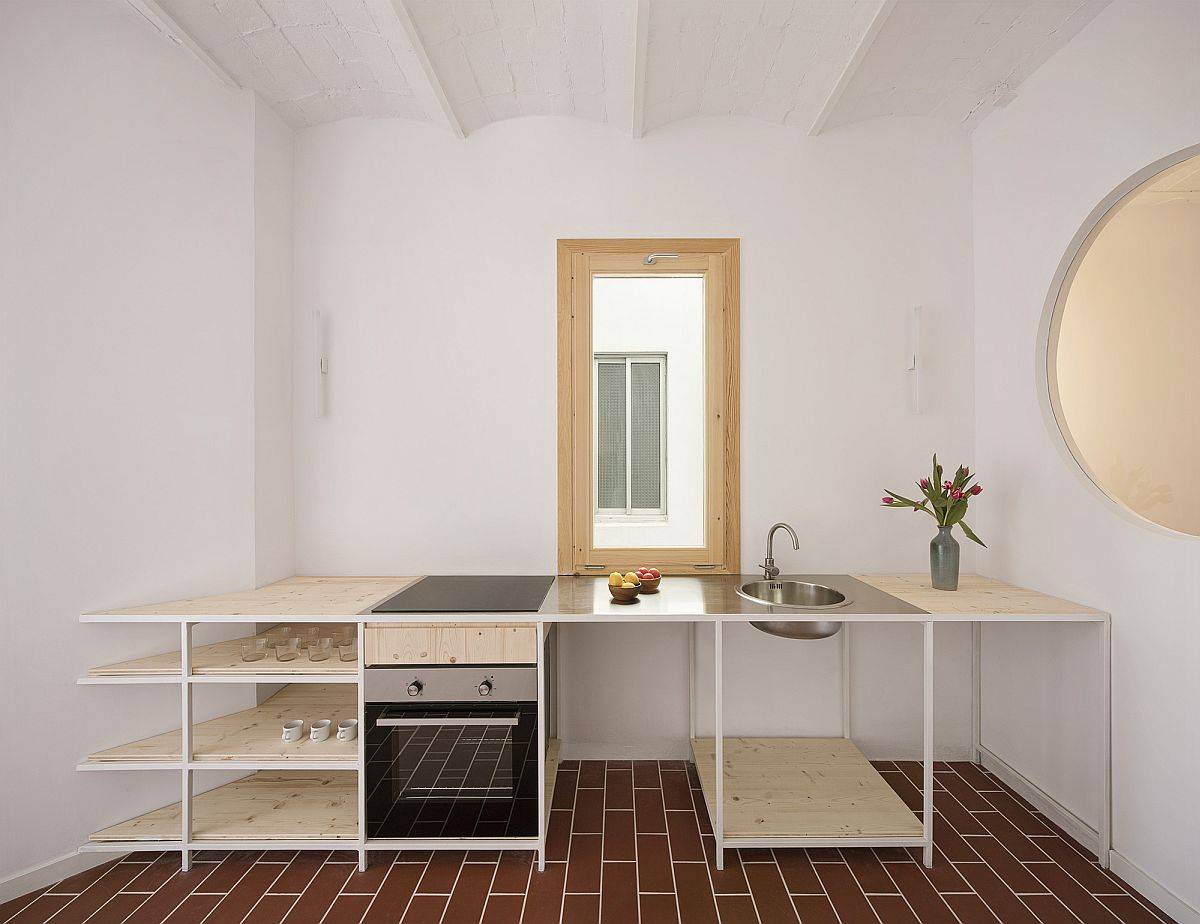 Khu vực nấu nướng có thiết kế đơn giản, không có hệ tủ lưu trữ phía trên cồng kềnh, thay vào đó là tủ kệ bằng gỗ và kim loại thiết kế linh hoạt, mảnh mai, phù hợp cho căn hộ diện tích nhỏ.