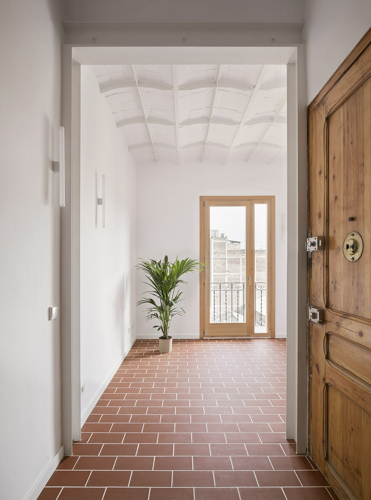 Phông nền màu trắng chủ đạo, nội thất gỗ tự nhiên được lắp đặt khéo léo cho phép đón nhận nguồn ánh sáng tươi mới, giúp căn hộ thông thoáng và rộng rãi hơn nhiều so với diện tích thật. 