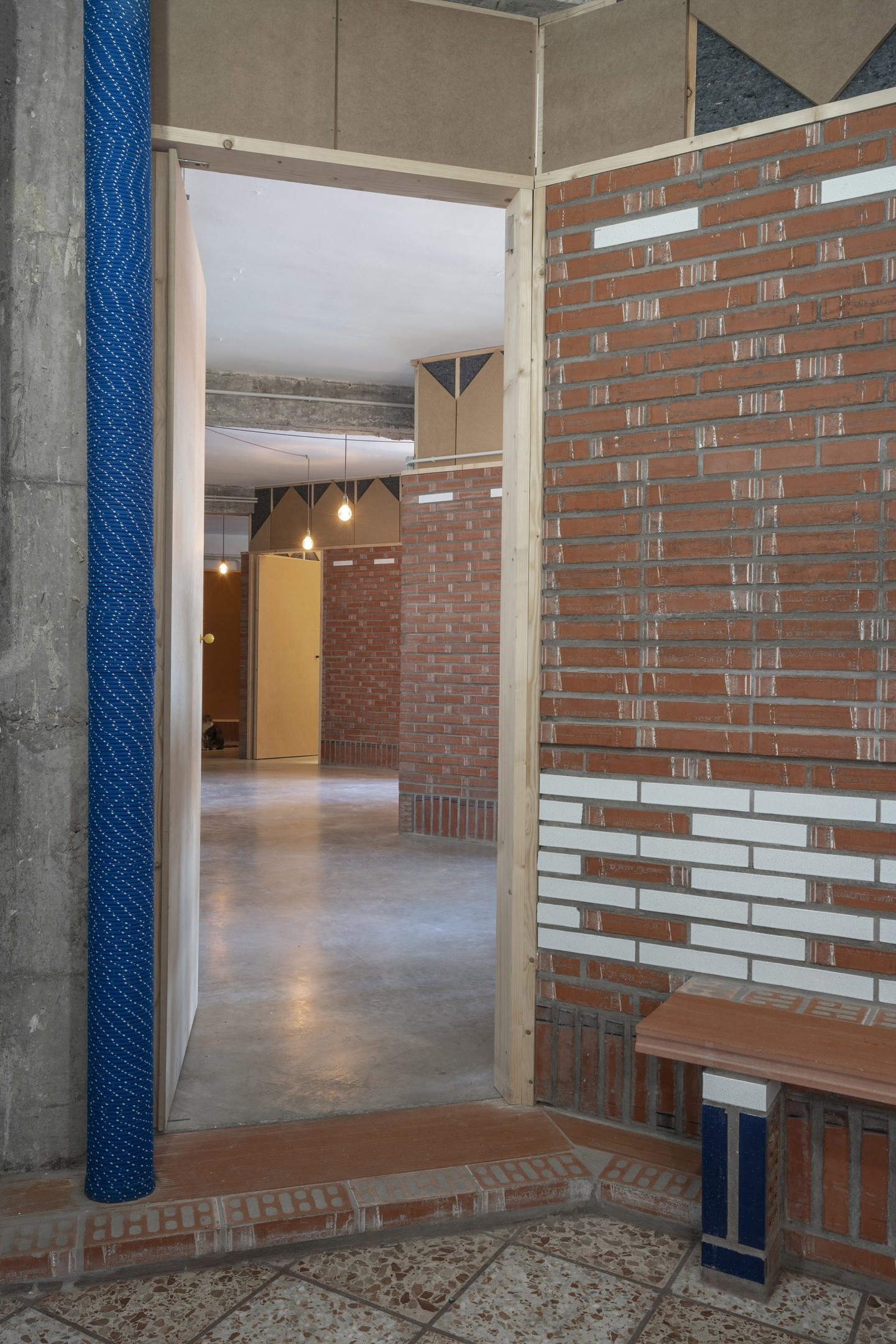 Để căn hộ ngập tràn ánh sáng tự nhiên nhiều nhất có thể, Nomos đã bố trí các phòng thẳng hàng với các cột trung tâm nhưng ở góc 45 độ so với các bức tường bên ngoài. 