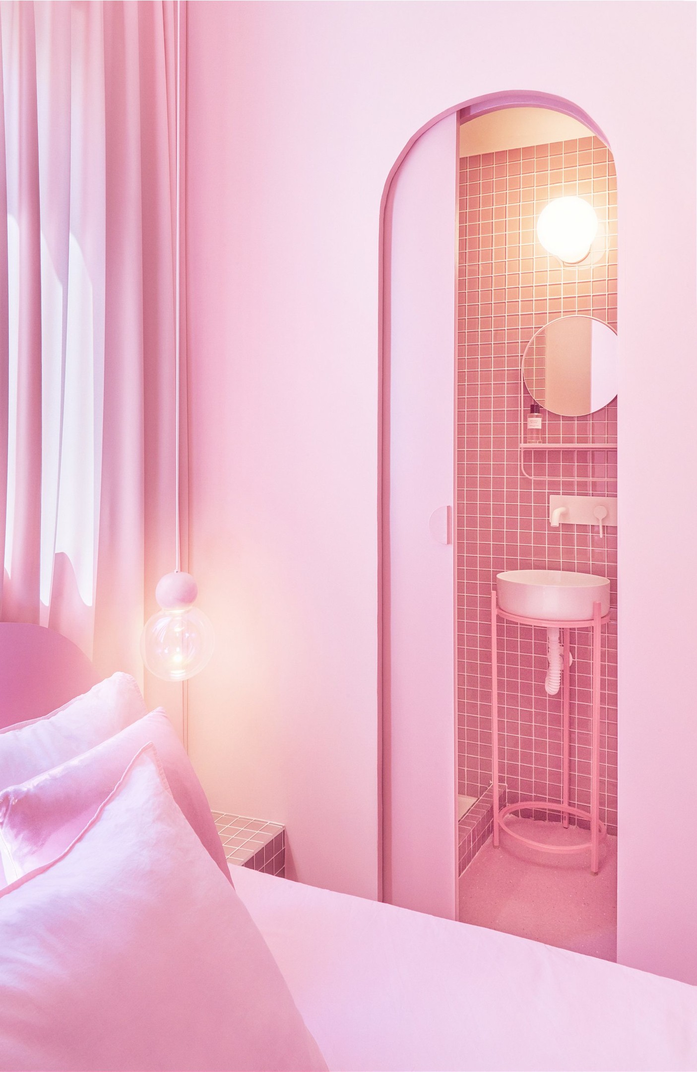 Góc trái của giường ngủ, phía chiếc đèn thả trần là một cánh cửa trượt bí mật. Đằng sau cảnh cửa mềm mại uyển chuyển này là phòng tắm kết hợp nhà vệ sinh ngay trong phòng ngủ nên vô cùng tiện lợi cho sinh hoạt của chủ nhân.