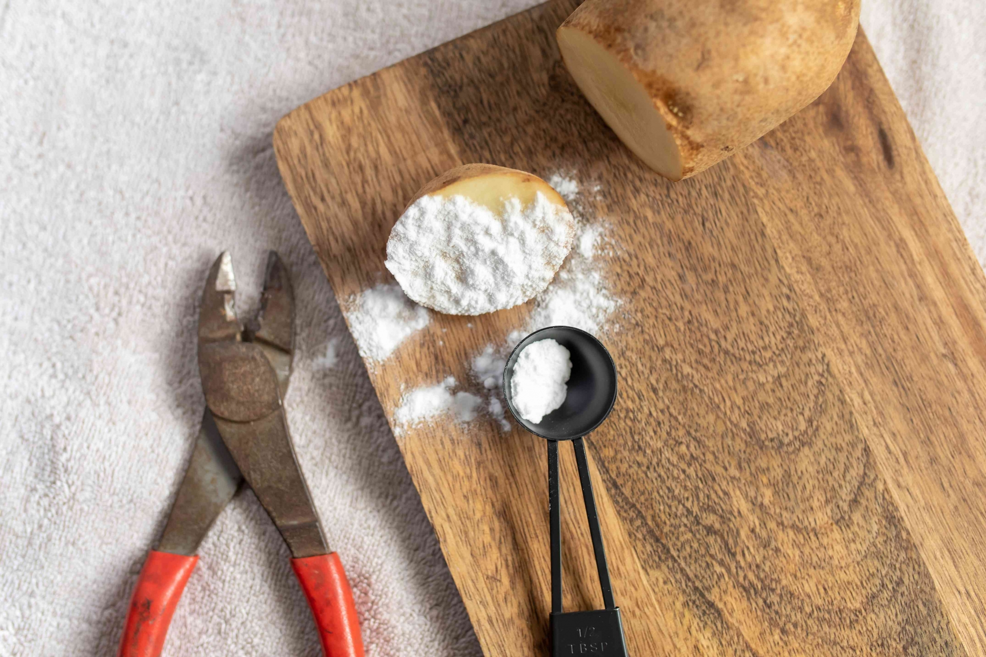 Khoai tây có chứa axit oxalic, khi kết hợp với baking soda (hoặc muối ăn) sẽ tạo thành hỗn hợp đánh bay vết gỉ một cách an toàn.