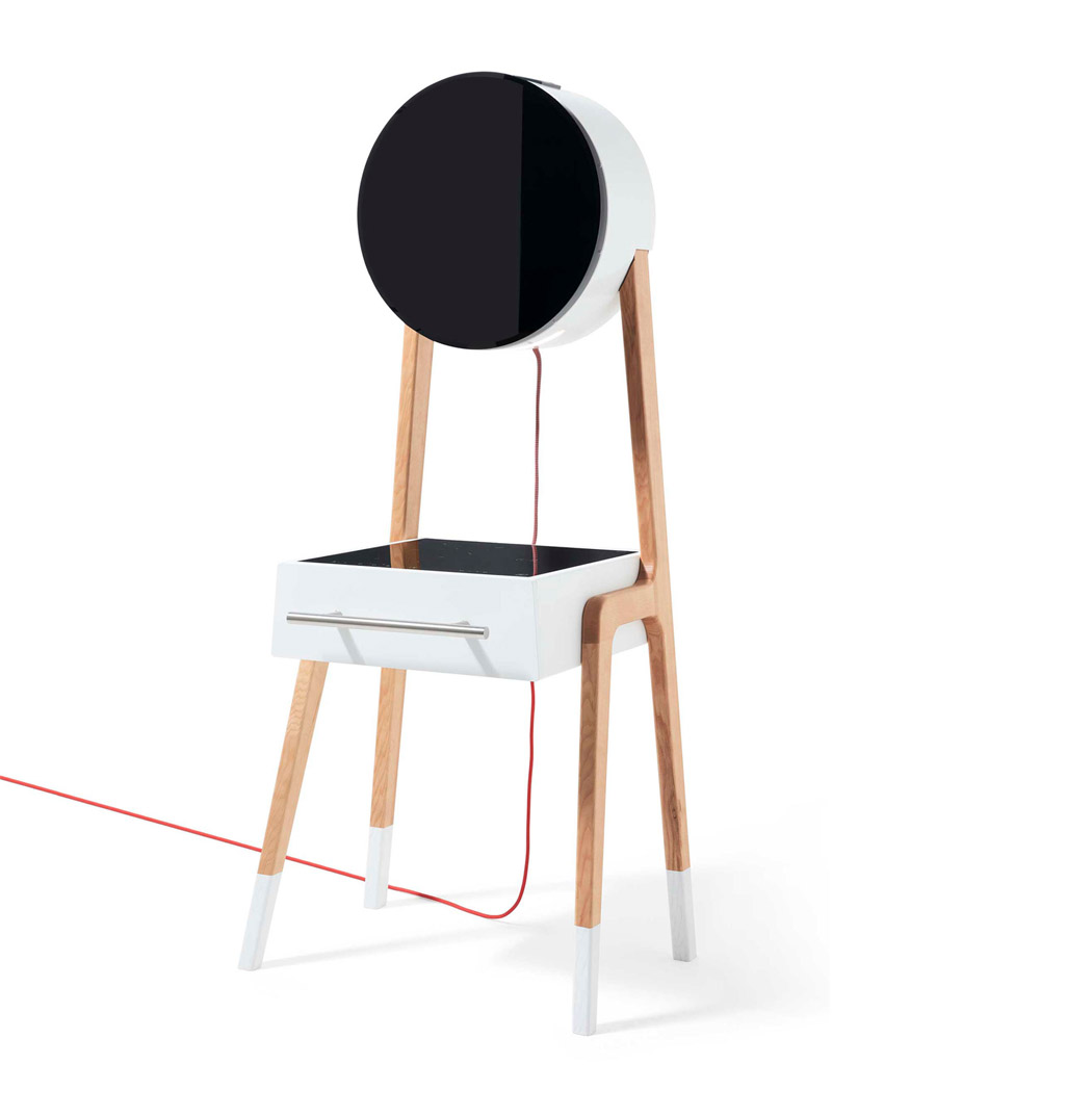 Thoạt nhìn, Cucinotta giống như một chiếc ghế xinh xắn với đệm ngồi và tựa lưng màu đen, khung ghế bằng gỗ sáng màu và đặc biệt là cực kỳ nhỏ gọn.