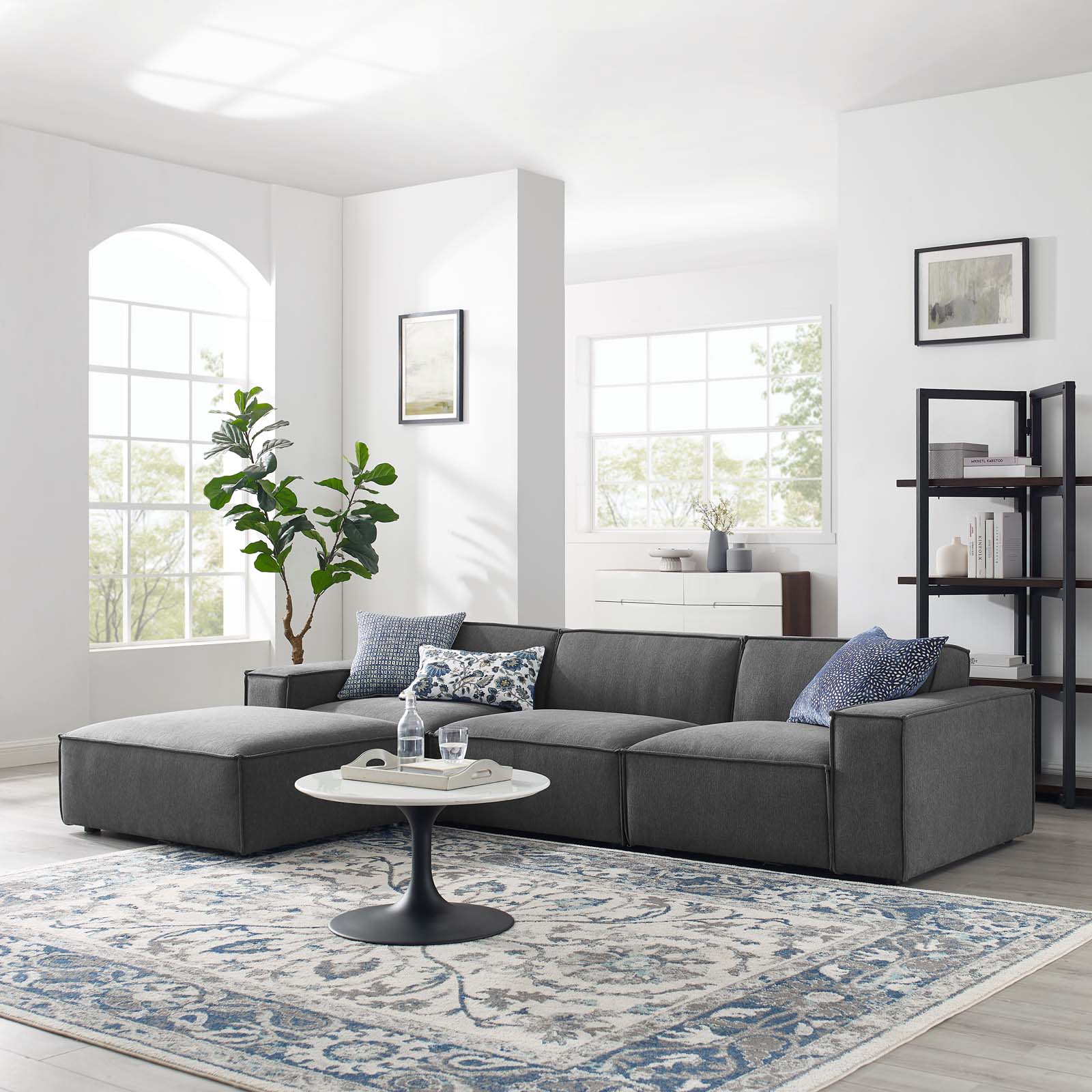 Đặc tính của sofa module cho phép bạn tùy chỉnh theo sở thích và không gian sàn có sẵn. Chiếc sofa màu xám sang trọng, êm ái cùng cấu hình thoải mái, rộng rãi cho gia chủ và nhiều vị khách cùng trò chuyện.