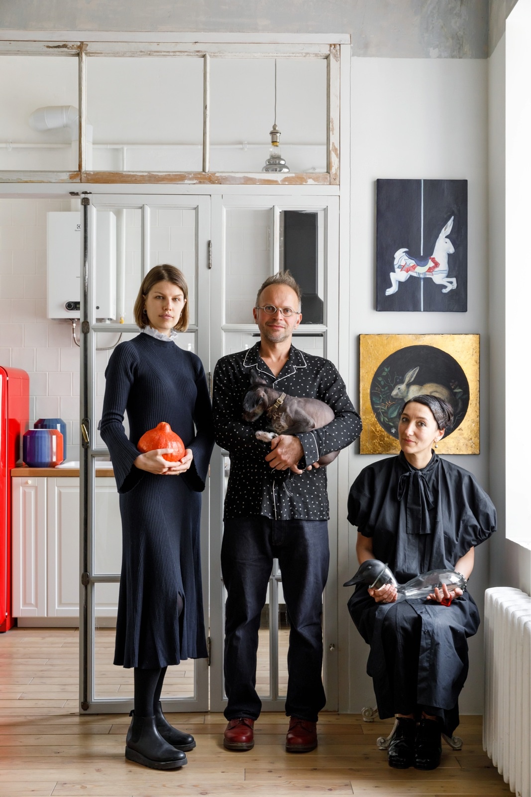 Nhà thiết kế nội thất Alena Svetlitsa (trái) và cặp vợ chồng nhà điêu khắc Denis Prasolov và nữ họa sĩ Natalya Pivko.