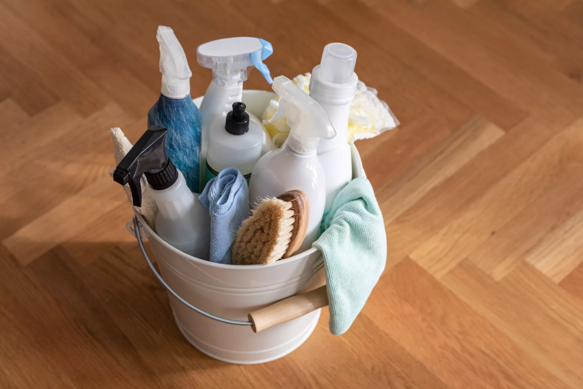 Việc vệ sinh thiết bị, dụng cụ rất quan trọng nên bạn cần dành thời gian để làm sạch chúng, khử trùng thường xuyên và thay công cụ mới theo định kỳ.