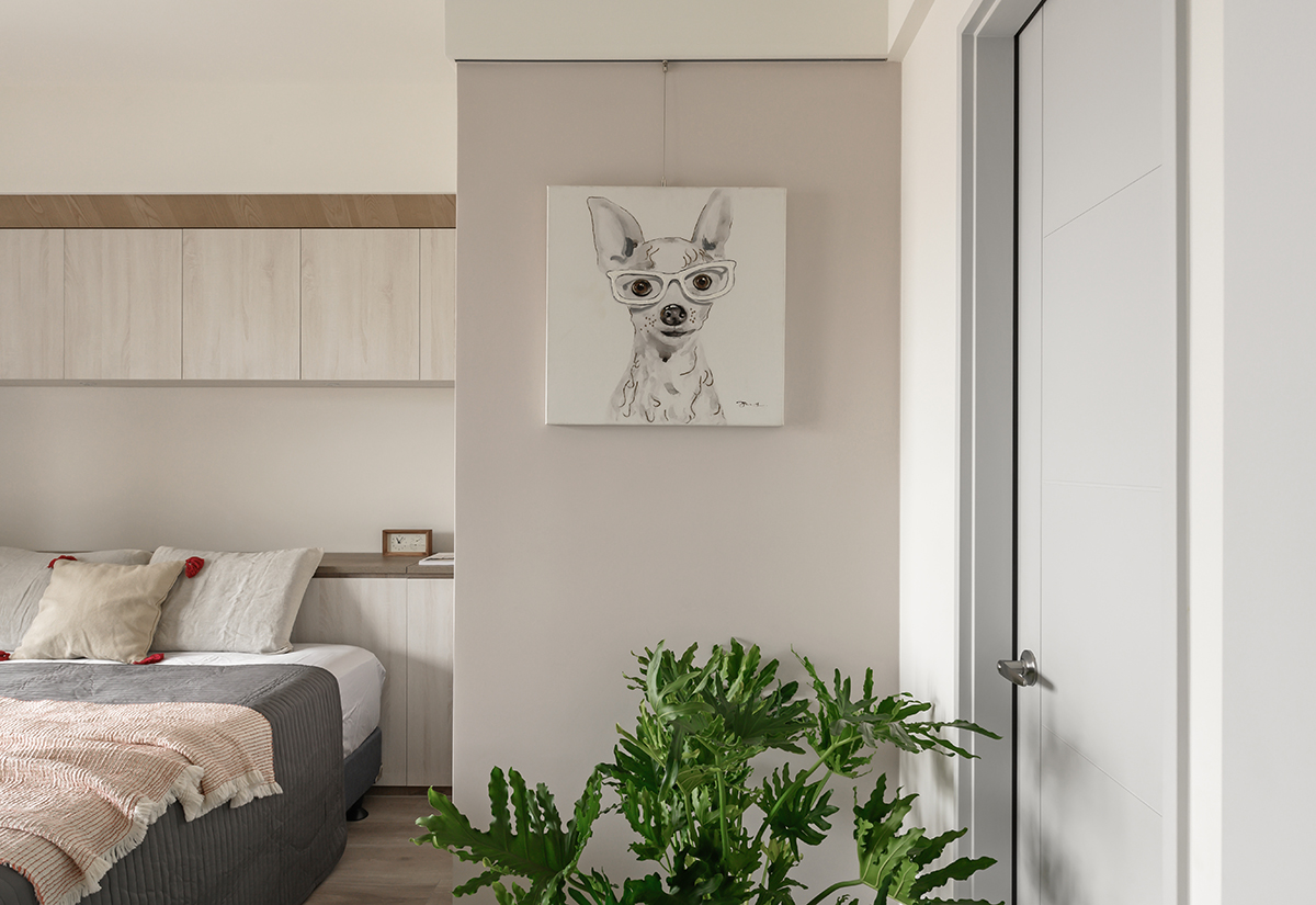 Cũng giống như phòng khách hay khu vực ăn uống, phòng ngủ cũng lựa chọn cây xanh để điểm tô thêm sức sống cho không gian. Một bức tranh trắng đen hình chú chó đeo kính ngộ nghĩnh khiến phòng ngủ trẻ trung và tươi mới!