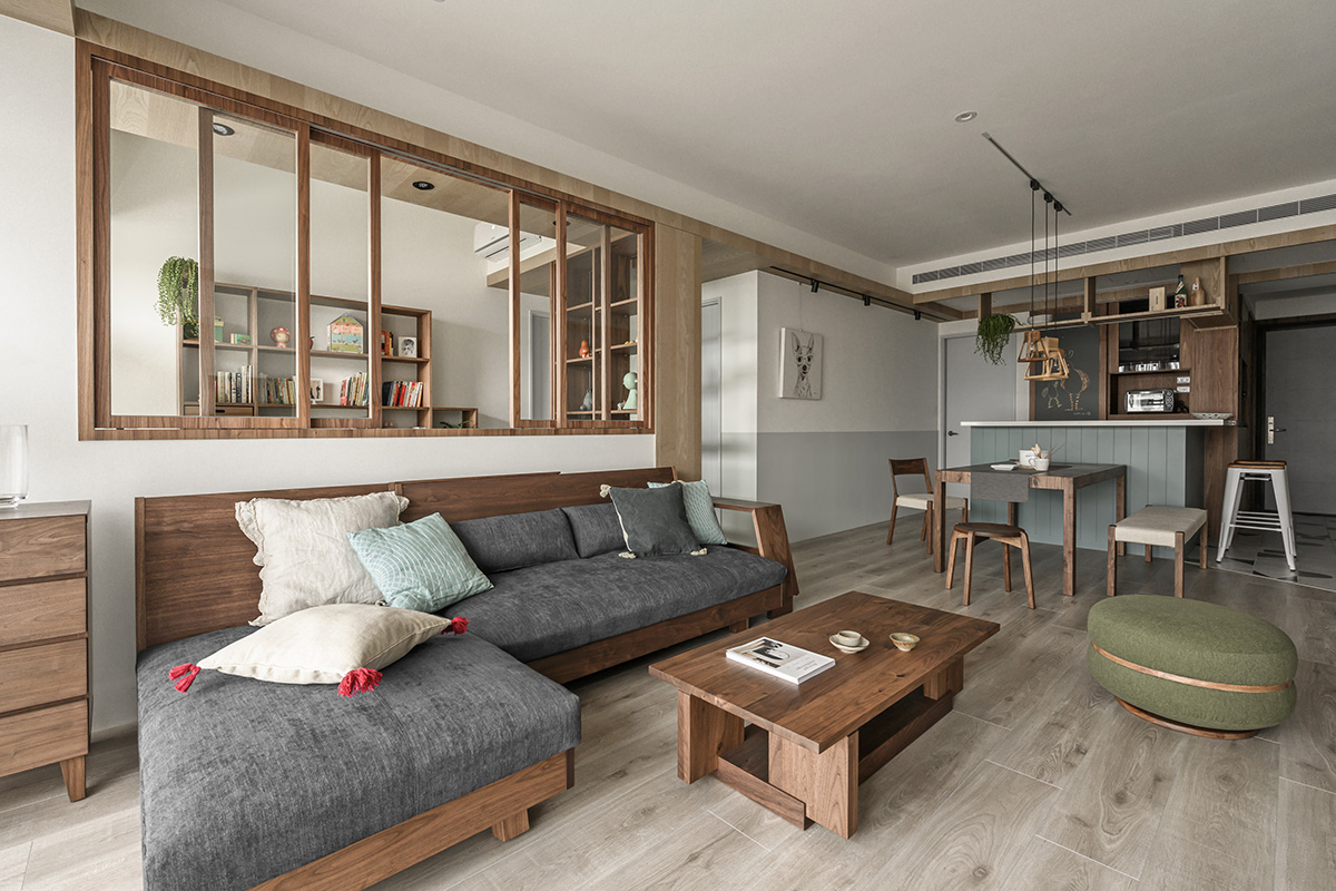 Chủ nhân căn hộ là một người yêu thích phong cách tối giản của 'đất nước mặt trời mọc'. Vì vậy, nội thất phòng khách được chọn lựa theo phong cách thấp sàn, vật liệu gỗ có thiết kế đơn giản cho vẻ đẹp gọn gàng và giản dị.
