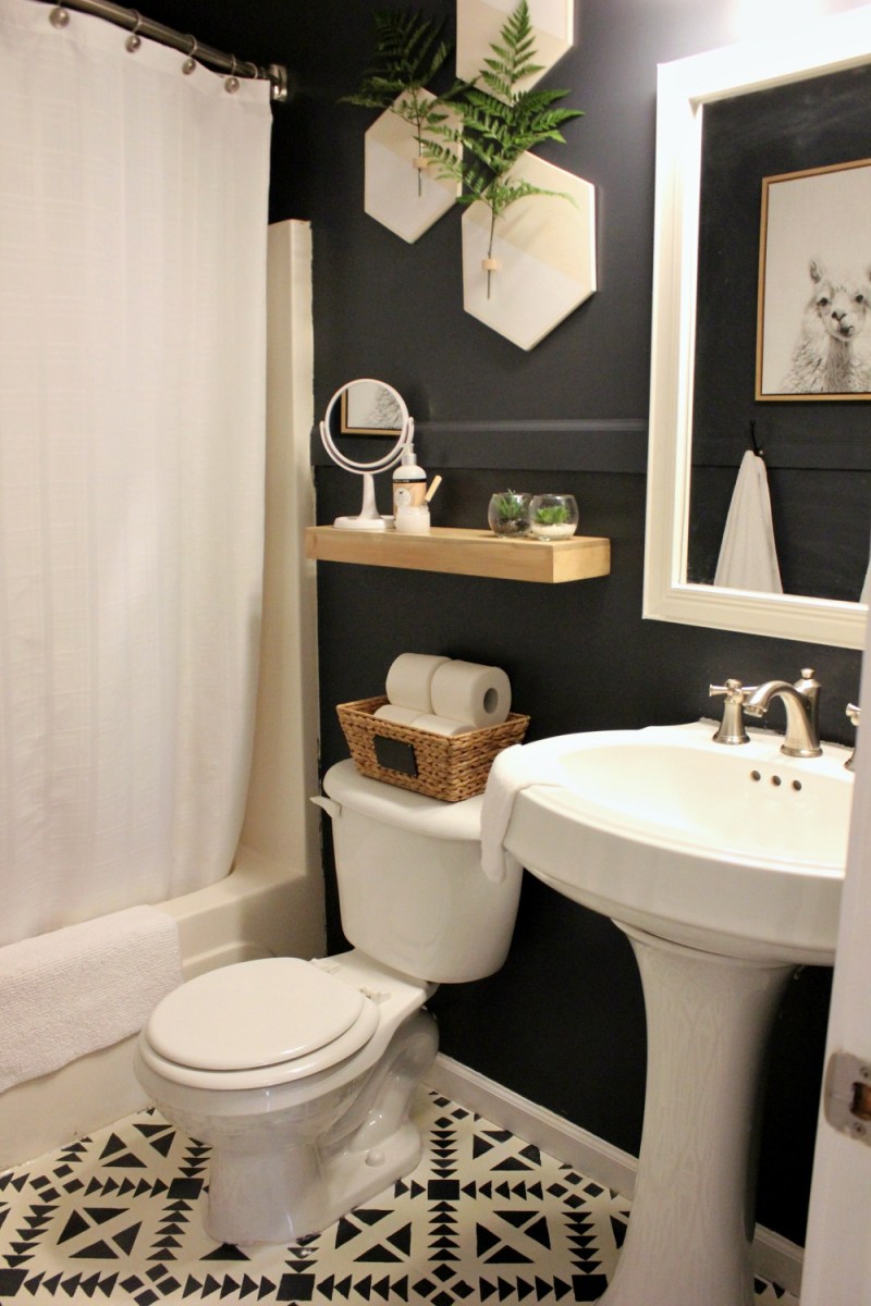 Lela đã mạnh dạn tự thiết kế lại phòng tắm bằng cách lựa chọn bức tường màu đen kết hợp với nội thất màu trắng tạo nên vẻ đẹp hiện đại.