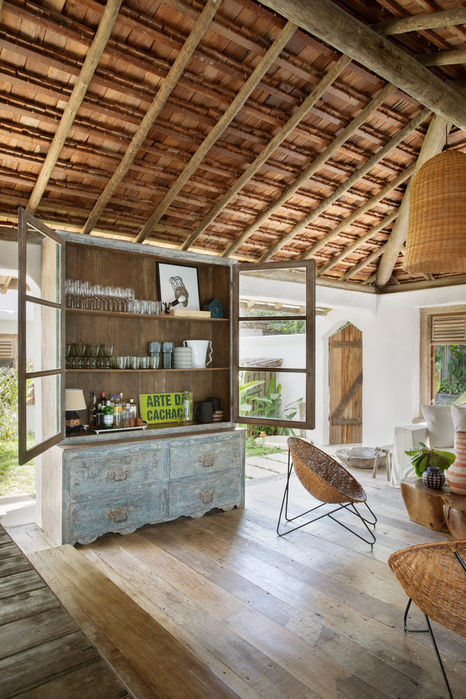 Chiếc tủ bằng gỗ từ  São Paulo được thiết kế thành một quầy bar nhỏ ngay trong một góc phòng khách.