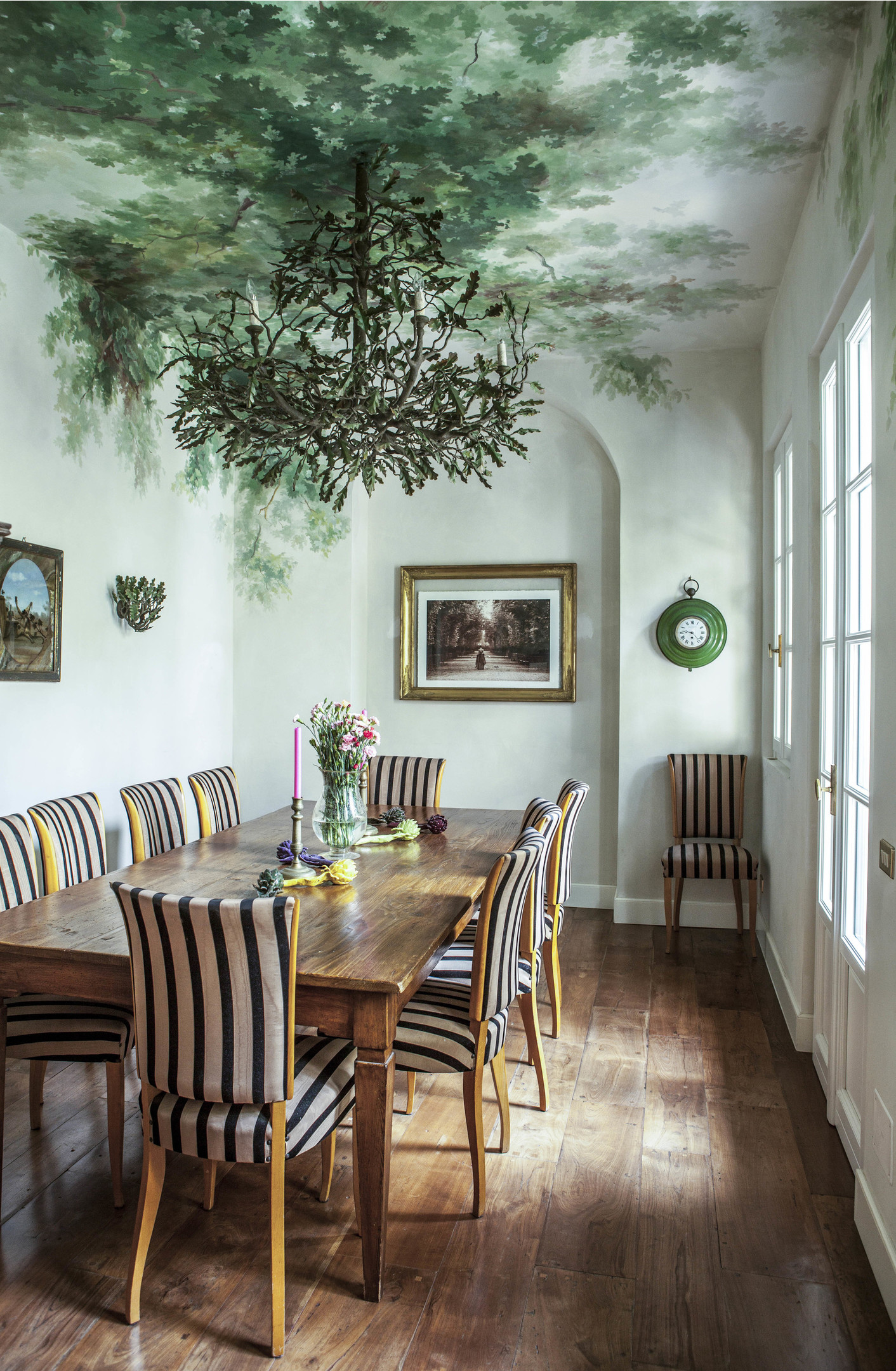 Căn hộ của NTK Martha Ferry cũng sử dụng nghệ thuật bích họa để trang trí cho khu vực trần và tường phòng ăn. Một cảm giác cực kỳ sinh động khi hình ảnh cây cối xanh tươi được vẽ nên như hòa vào chiếc đèn trần thành một chỉnh thể thống nhất!