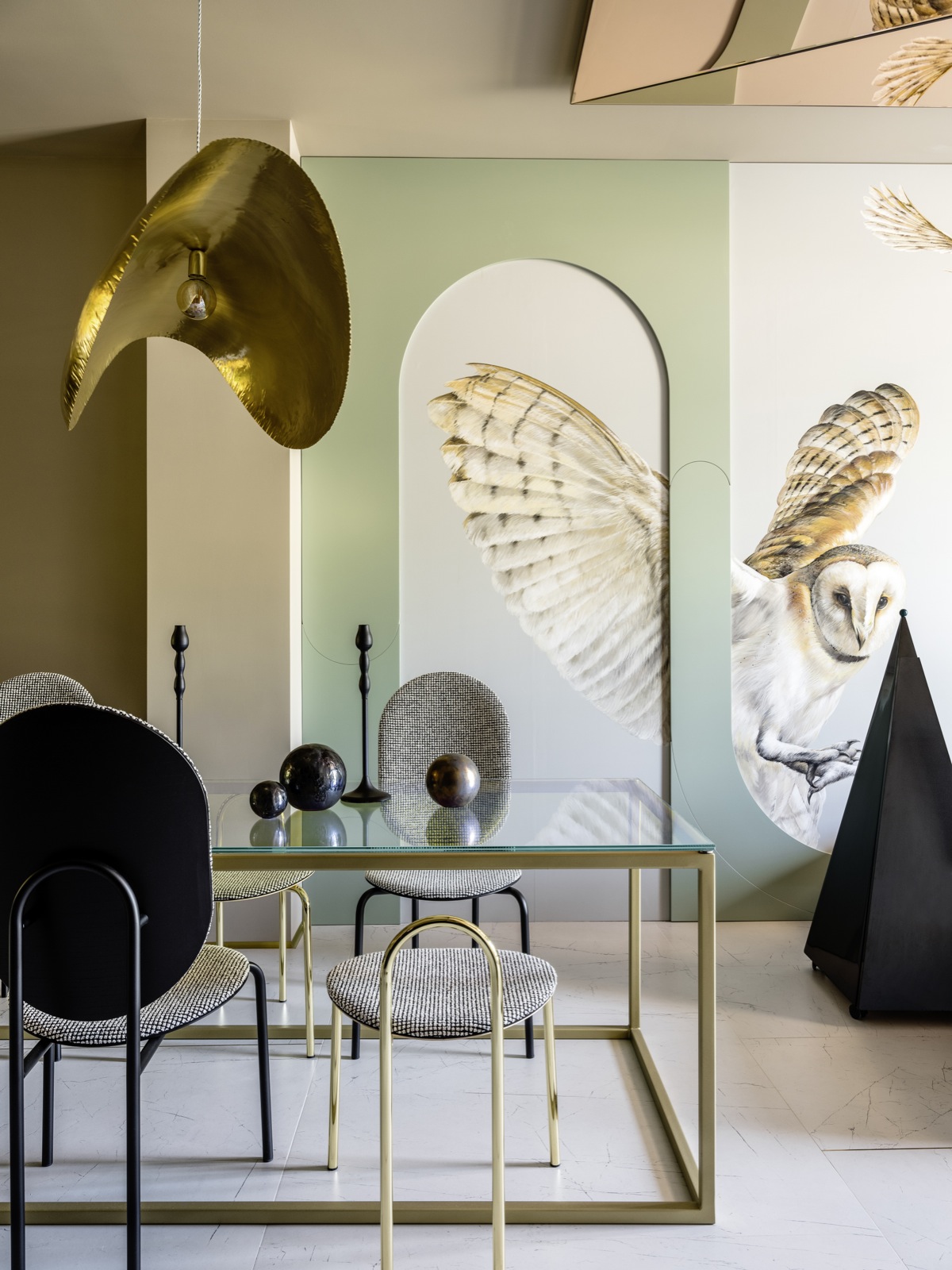 Dự án thiết kế của 2 NTK Tatiana Bubnova và Alexey Rubashenka với nội thất phong cách bán cổ điển dành cho khách hàng yêu thích sự khác biệt. Bức bích họa hình chim cú mèo sống động trên tường được thực hiện bởi họa sĩ Alexandra Malyuk. 