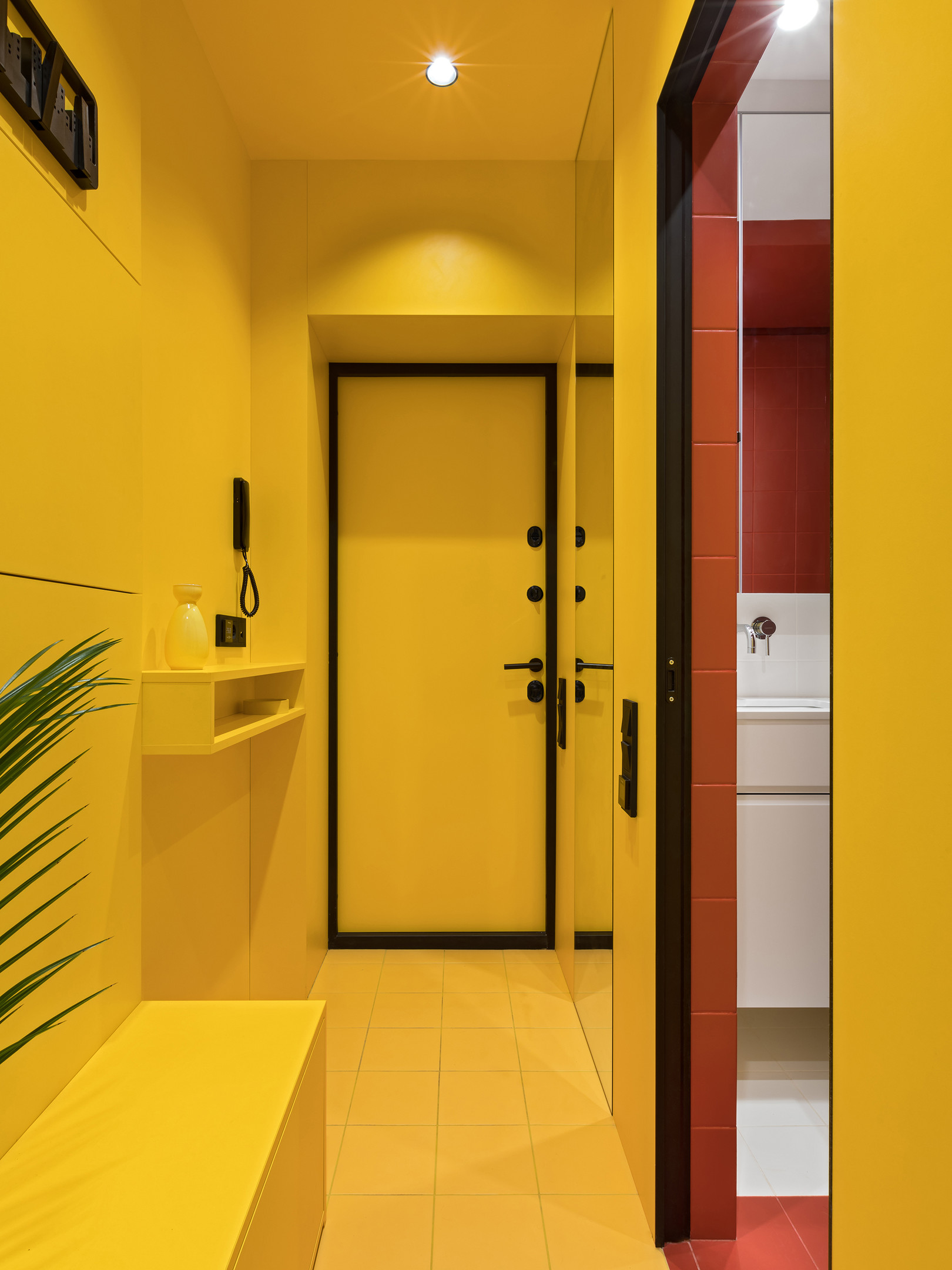 NTK đã rất khéo léo trong việc lựa chọn sắc màu cho căn hộ. Chúng không chỉ giúp phân vùng bằng thị giác mà còn là 'chìa khóa' đem lại cảm xúc cho từng không gian. Phòng tắm thường mang cảm giác lạnh lẽo, thế nên khi chọn màu vàng kết hợp đèn chiếu sáng và cây cảnh trang trí, trông nó ấm cúng và sinh động hơn rất nhiều.