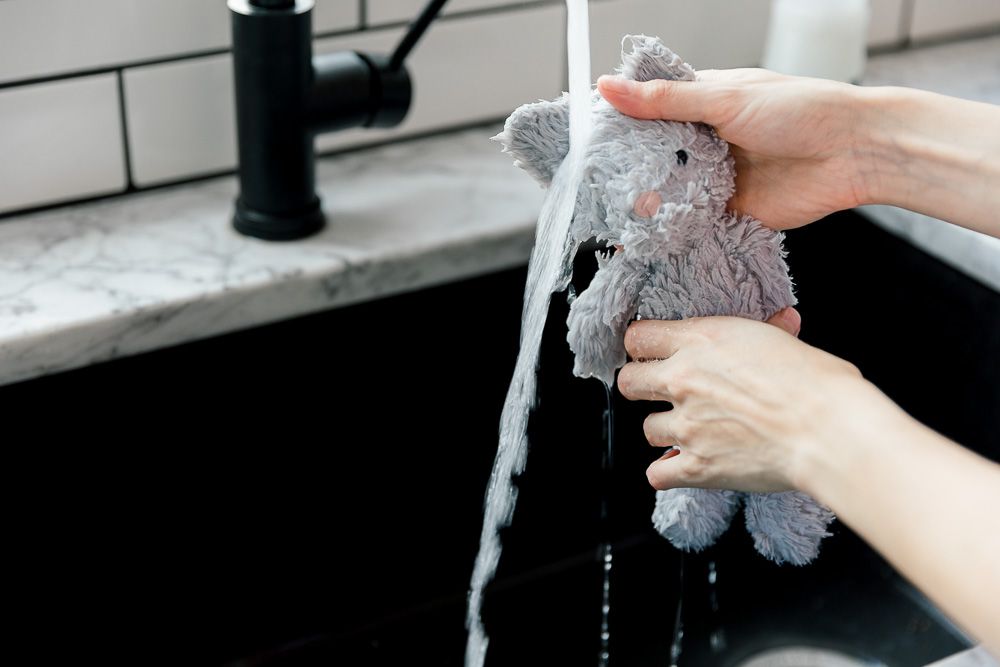 Nếu thú bông đã cũ hoặc lông thú 'mỏng manh' không thể giặt bằng máy thì bằng hoàn toàn có thể giặt tay.